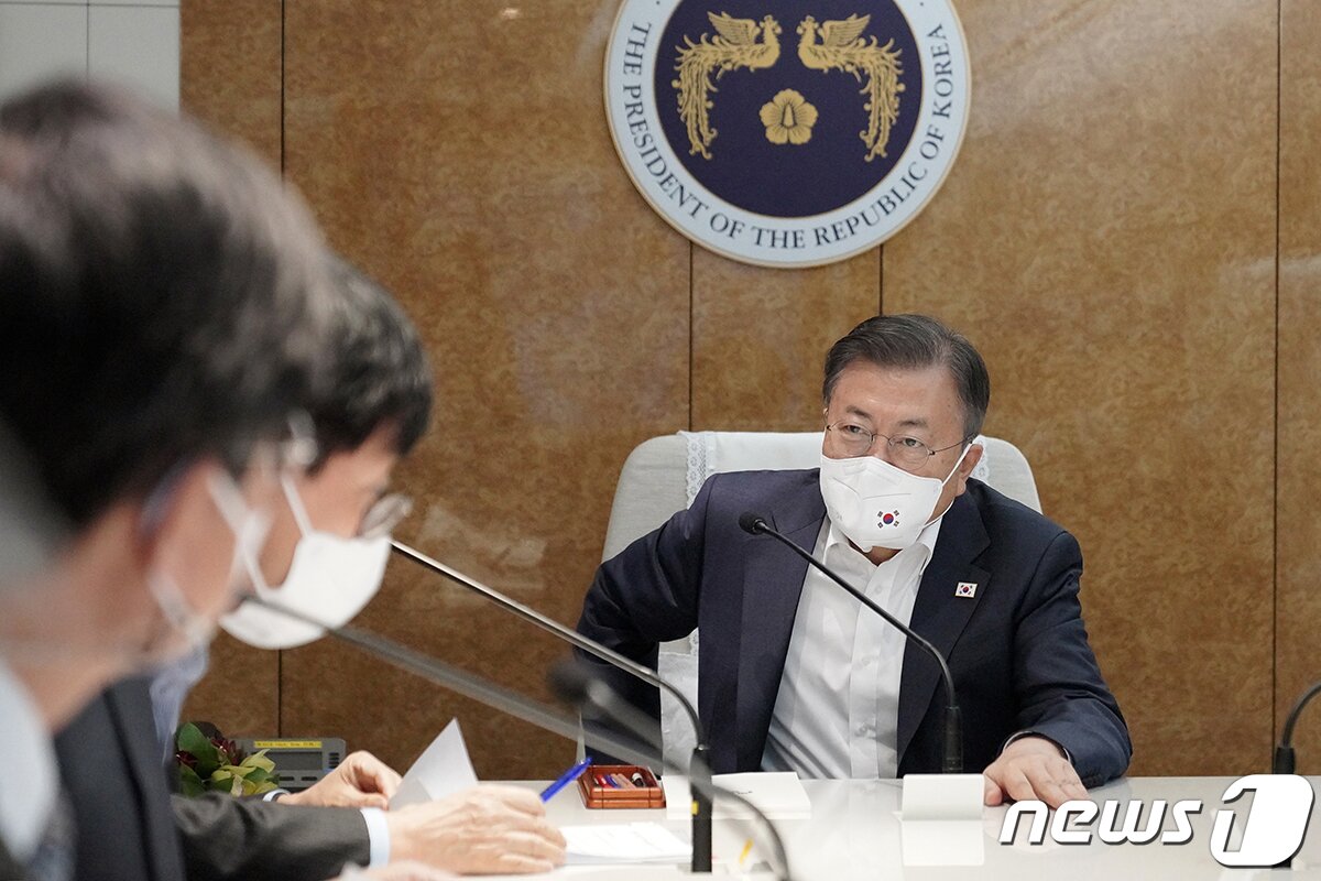 본문 이미지 - 아랍에미리트연합(UAE), 사우디아라비아, 이집트 등 중동 3개국 순방에 나선 문재인 대통령이 15일 두바이로 향하는 공군 1호기 회의실에서 회의를 하고 있다.(청와대 제공)2022.1.16/뉴스1