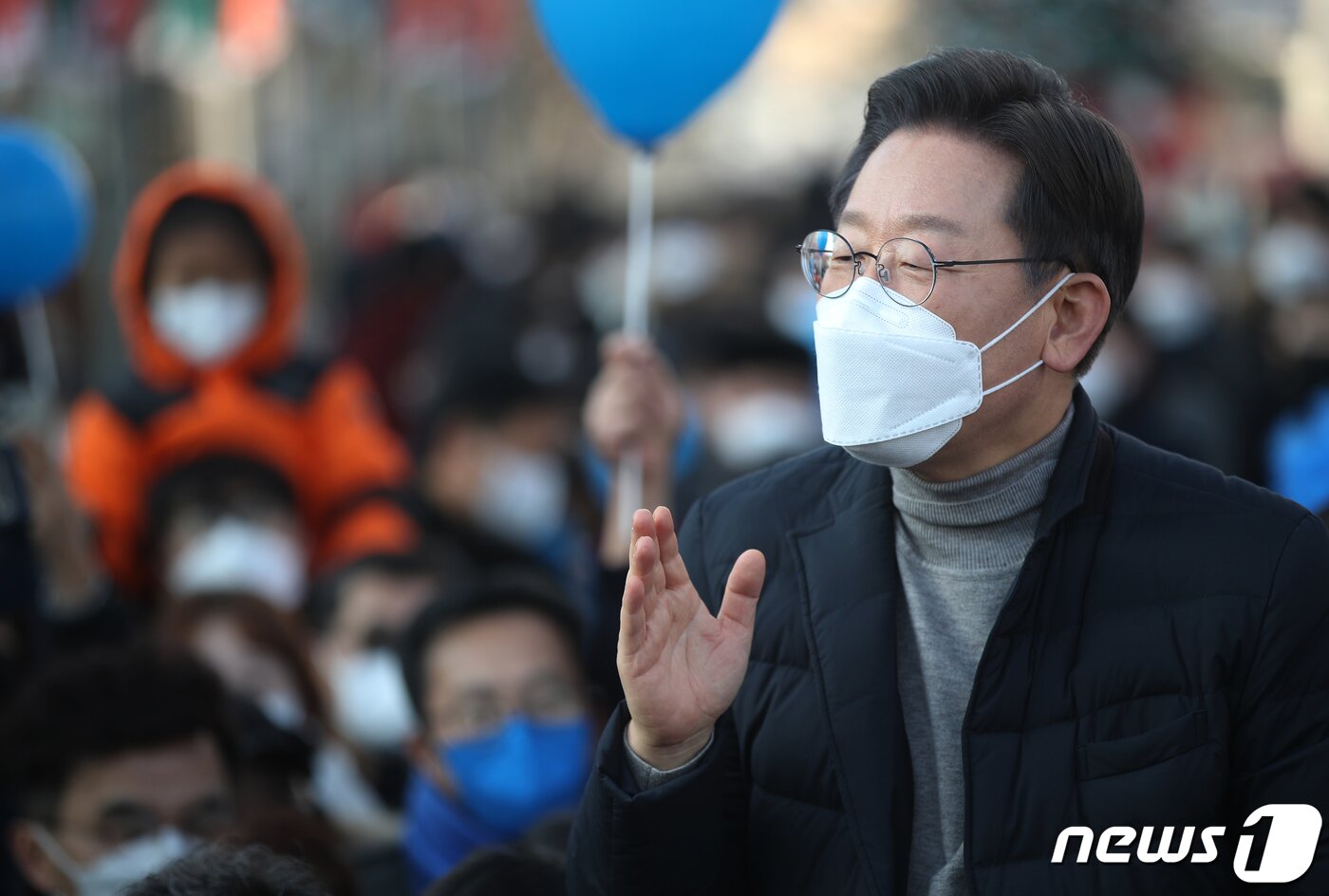 본문 이미지 - 매타버스 시즌2 민생투어를 재개한 이재명 더불어민주당 대선 후보가 16일 오후 강원도 강릉시 중앙성남전통시장에서 열린 즉석 거리연설에서 지지를 호소하고 있다. 2022.1.16/뉴스1 ⓒ News1 오대일 기자