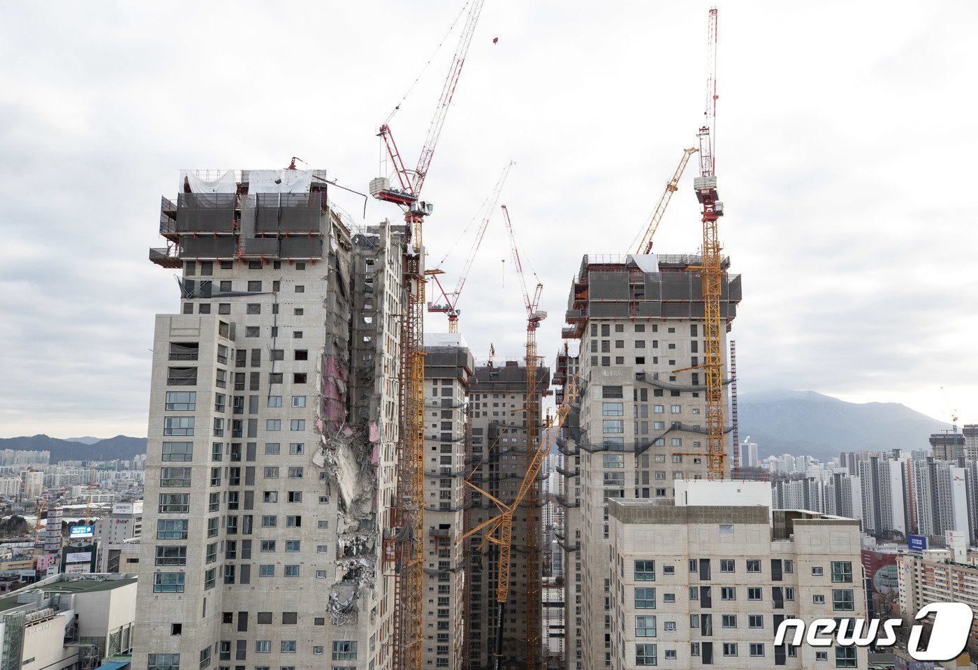 본문 이미지 - 17일 오전 광주광역시 서구 화정동 현대산업개발 아파트 신축공사 붕괴사고 현장에 제거되지 못한 잔해물이 보이고 있다. 2022.1.17/뉴스1 ⓒ News1 이재명 기자
