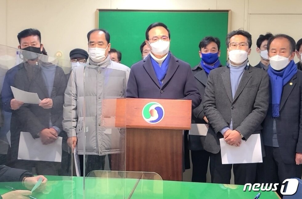 본문 이미지 - 17일 민주당 충북 충주지역위 소속 인사들이 충주시청에서 기자회견을 열고 조길형 충주시장이 라이트월드를 선거에 이용했다며 사과를 요구하고 있다.2022.1.17/ⓒ 뉴스1