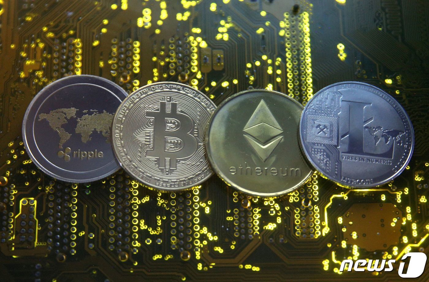 본문 이미지 - 가상화폐 리플(왼쪽부터), 비트코인, 이더리움, 라이트코인. ⓒ 로이터=뉴스1 ⓒ News1 김지현 기자