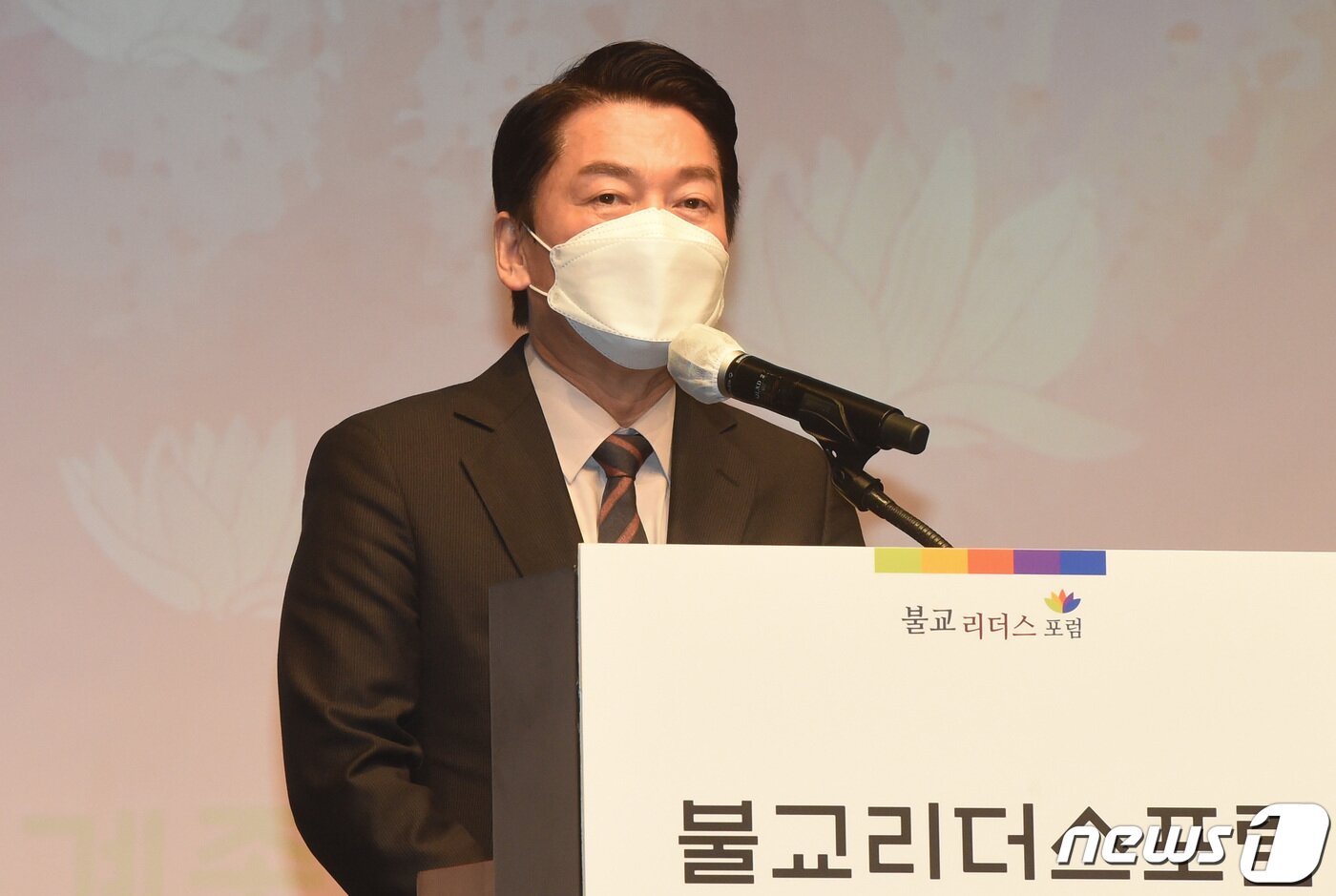 본문 이미지 - 안철수 국민의당 대선 후보 17일 오후 서울 중구 신라호텔에서 열린 '불교리더스포럼 제5기 출범식'에서 축사하고 있다. 2022.1.17/뉴스1 ⓒ News1 국회사진취재단