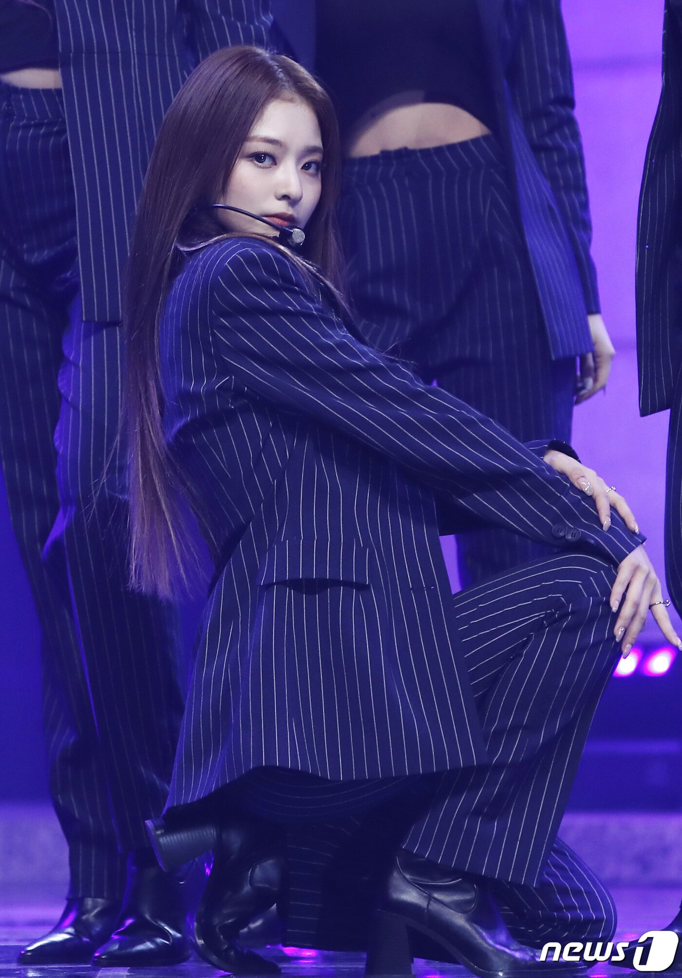 본문 이미지 - 프로미스나인 이나경이 17일 오후 서울 블루스퀘어에서 열린 미니 4집 '미드나잇 게스트(Midnight Guest)' 발매 기념 쇼케이스에 참석해 신곡을 선보이고 있다.  ⓒ News1 권현진 기자