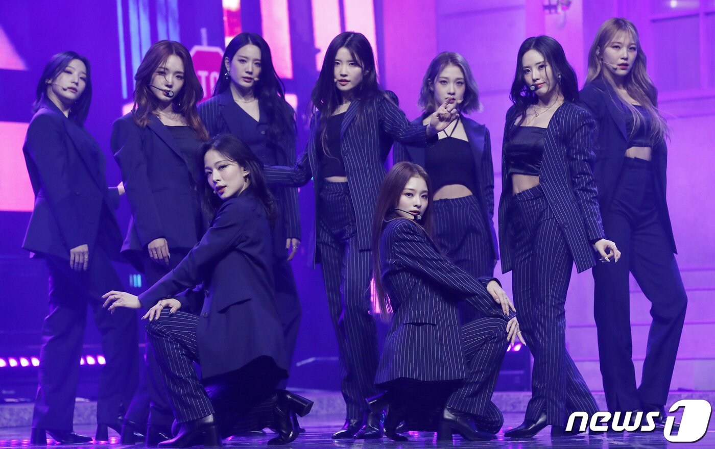 본문 이미지 - 프로미스나인(fromis_9) 이나경이 17일 오후 서울 블루스퀘어에서 열린 미니 4집 '미드나잇 게스트(Midnight Guest)' 발매 기념 쇼케이스에 참석해 멤버들과 함께 신곡을 선보이고 있다.  ⓒ News1 권현진 기자