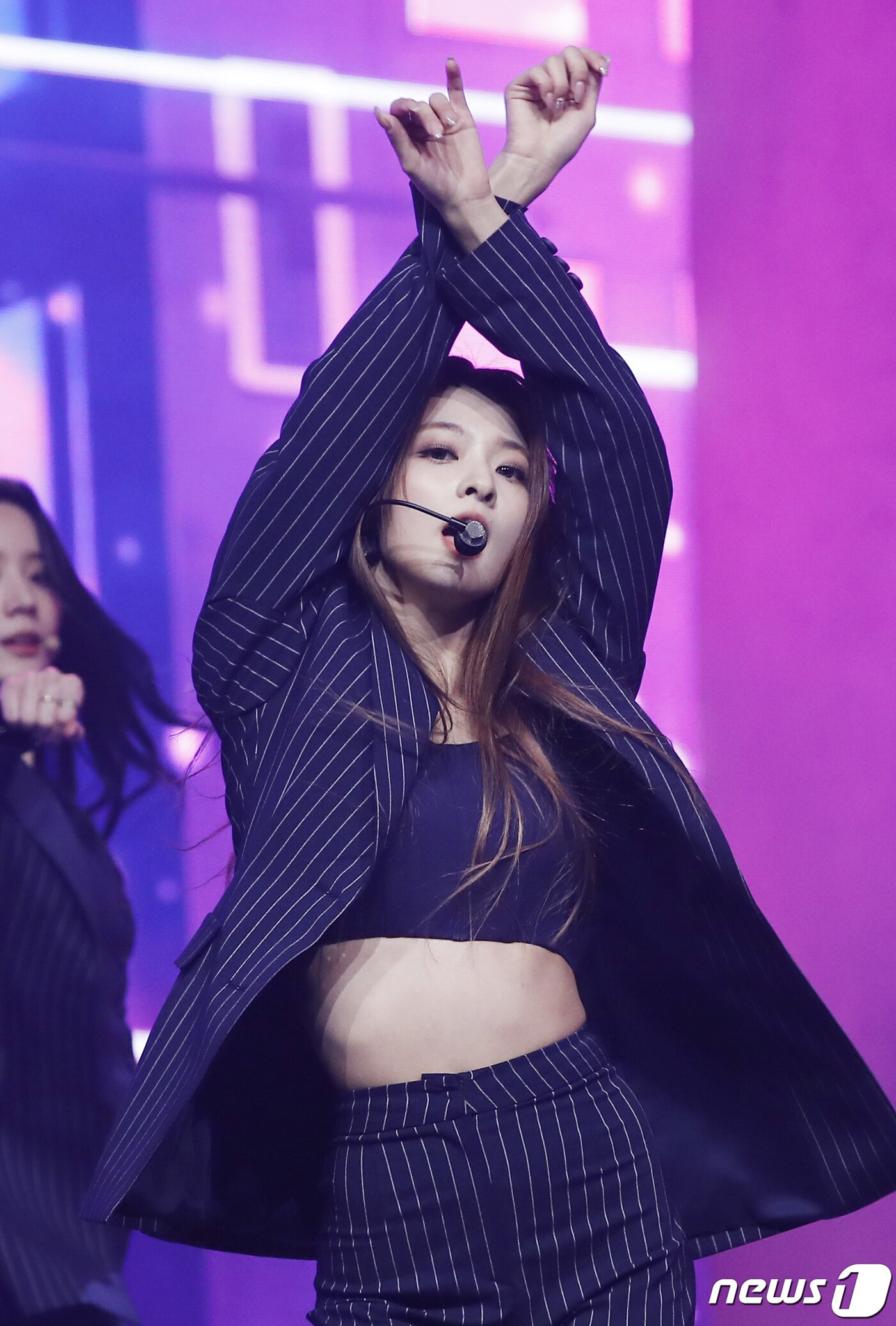 본문 이미지 - 가수 이나경이 17일 오후 서울 블루스퀘어에서 열린 미니 4집 '미드나잇 게스트(Midnight Guest)' 발매 기념 쇼케이스에 참석해 화려한 무대를 선보이고 있다. ⓒ News1 권현진 기자