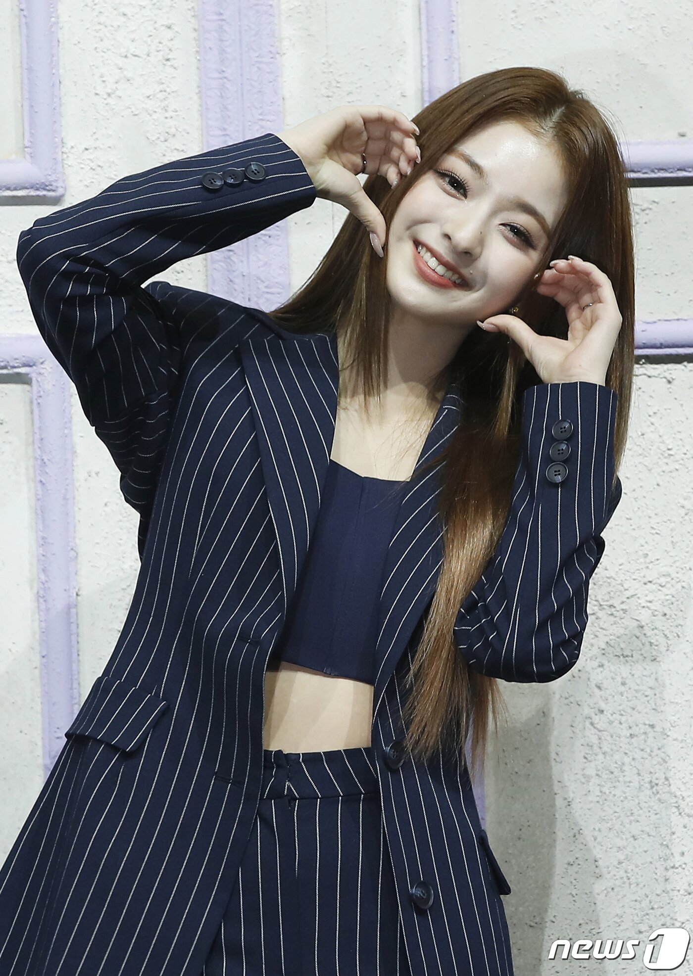 본문 이미지 - 프로미스나인(fromis_9) 이나경이 17일 오후 서울 블루스퀘어에서 열린 미니 4집 '미드나잇 게스트(Midnight Guest)' 발매 기념 쇼케이스에 참석해 사랑스러운 포즈를 취하고 있다.  ⓒ News1 권현진 기자