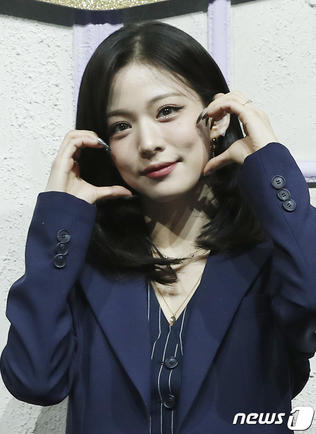 (서울=뉴스1) 권현진 기자 = 프로미스나인(fromis_9) 이채영이 17일 오후 서울 블루스퀘어에서 열린 미니 4집 '미드나잇 게스트(Midnight Guest)' 발매 기념 …