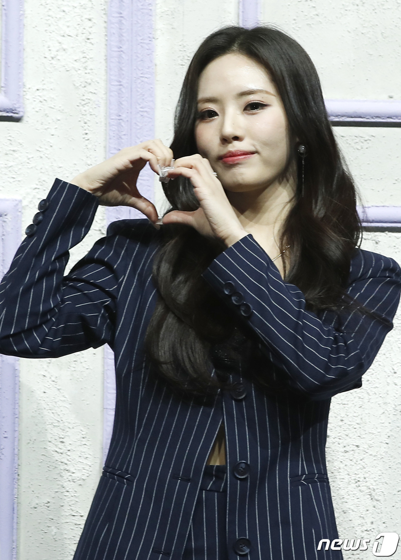 (서울=뉴스1) 권현진 기자 = 프로미스나인(fromis_9) 박지원이 17일 오후 서울 블루스퀘어에서 열린 미니 4집 '미드나잇 게스트(Midnight Guest)' 발매 기념 …