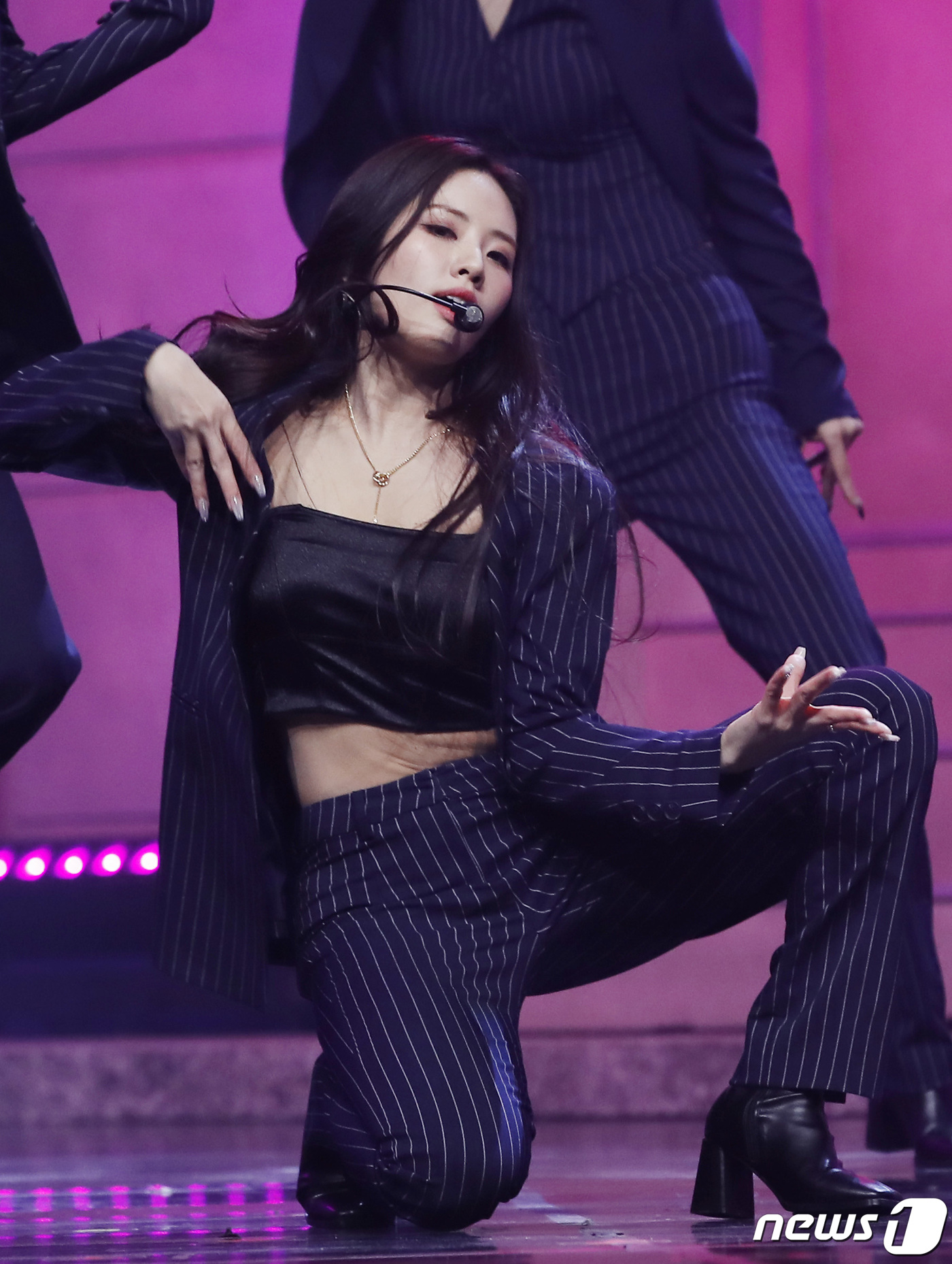 (서울=뉴스1) 권현진 기자 = 프로미스나인(fromis_9) 박지원이 17일 오후 서울 블루스퀘어에서 열린 미니 4집 '미드나잇 게스트(Midnight Guest)' 발매 기념 …