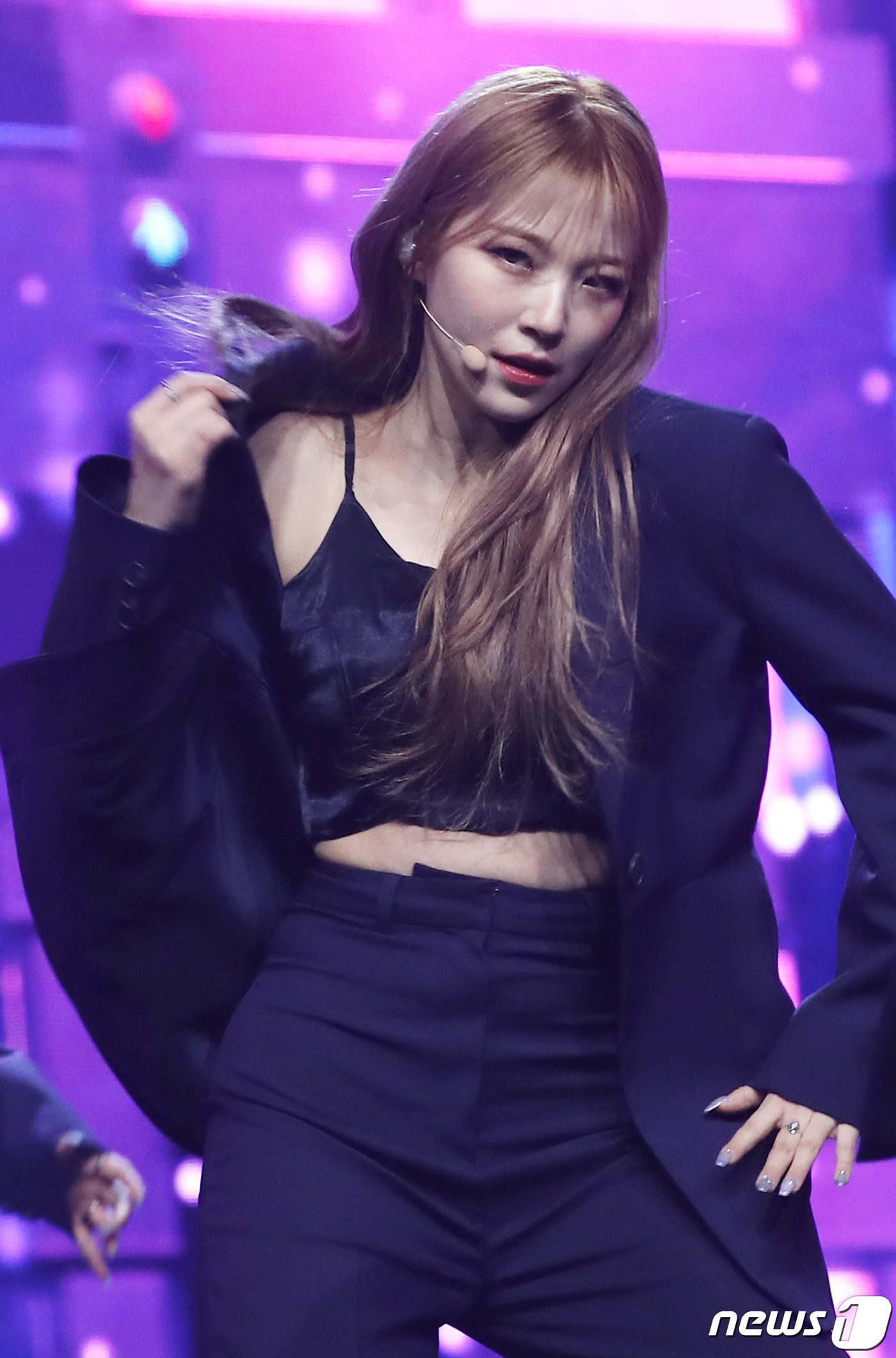 (서울=뉴스1) 권현진 기자 = 프로미스나인(fromis_9) 백지헌이 17일 오후 서울 블루스퀘어에서 열린 미니 4집 '미드나잇 게스트(Midnight Guest)' 발매 기념 …