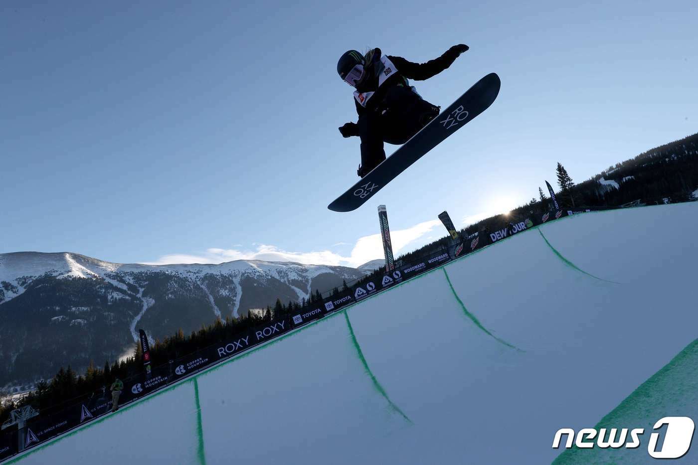 본문 이미지 - 스노보드 하프파이프 경기 장면. ⓒ AFP=뉴스1