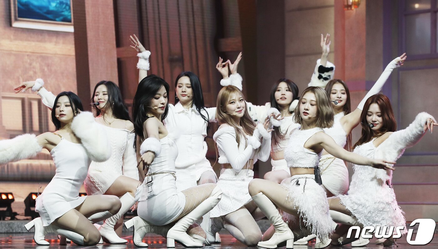 본문 이미지 - 프로미스나인(fromis_9) 이나경이 17일 오후 서울 블루스퀘어에서 열린 미니 4집 '미드나잇 게스트(Midnight Guest)' 발매 기념 쇼케이스에 참석해 멤버들과 함께 타이틀 곡 '디엠'을 선보이고 있다. ⓒ News1 권현진 기자