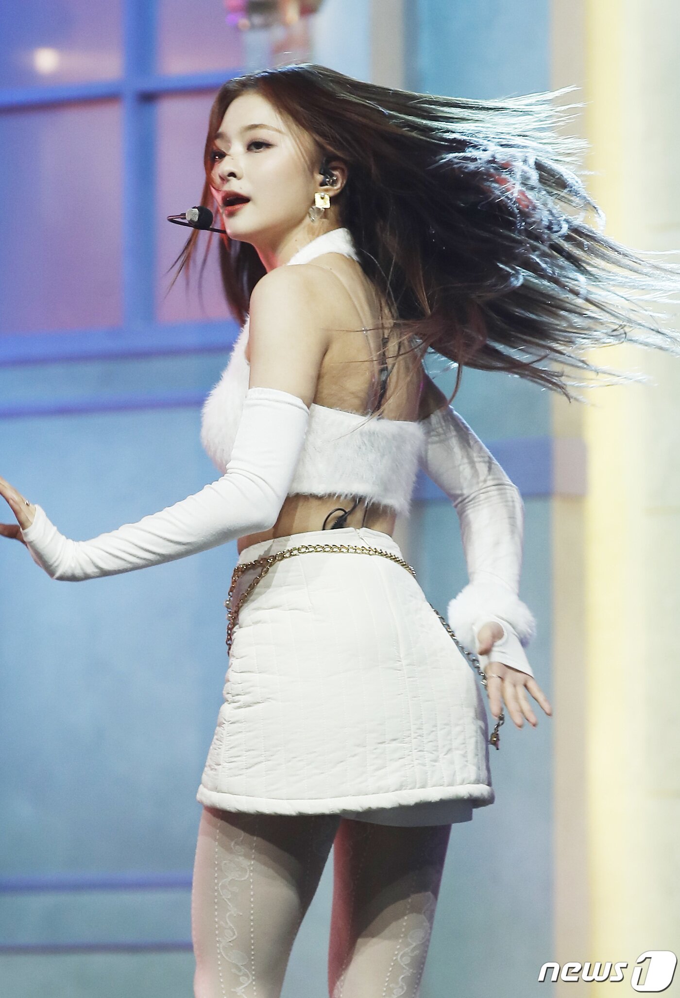 본문 이미지 - 프로미스나인 이나경이 17일 오후 서울 블루스퀘어에서 열린 미니 4집 '미드나잇 게스트(Midnight Guest)' 발매 기념 쇼케이스에서 매혹적인 무대로 시선을 사로잡고 있다. ⓒ News1 권현진 기자