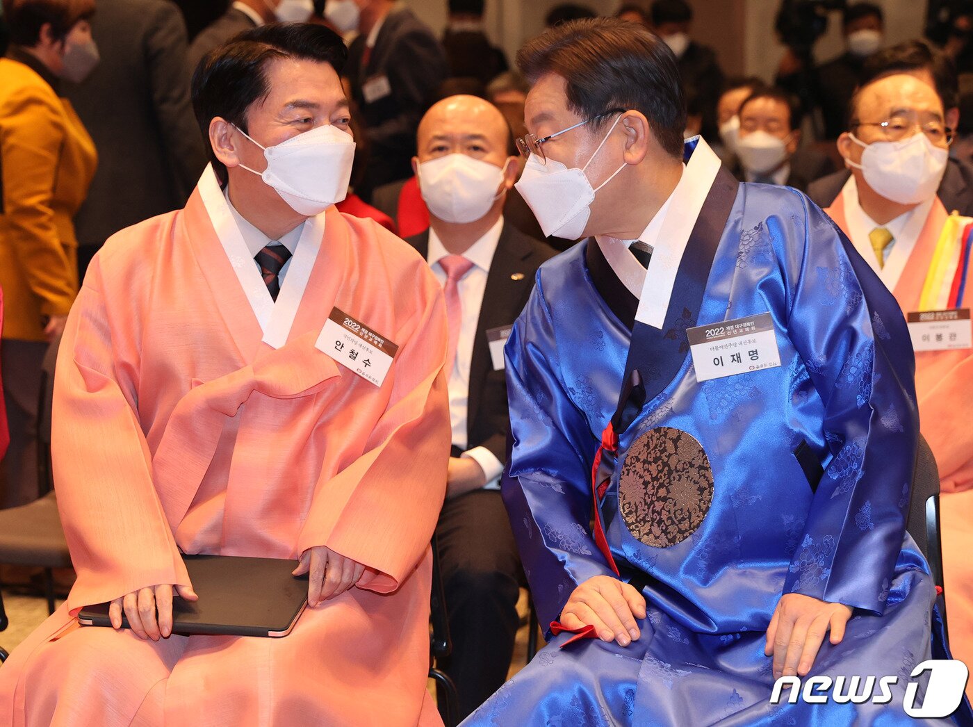 본문 이미지 - 안철수 국민의당 대선 후보와 이재명 더불어민주당 대선 후보가 17일 서울 중구 프레스센터에서 열린 2022 재경 대구경북인 신년교례회에서 대화하고 있다. 2022.1.17/뉴스1 ⓒ News1 국회사진취재단