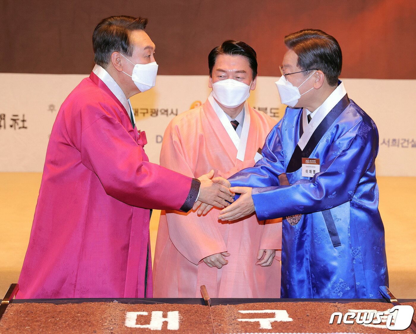 본문 이미지 - 윤석열 국민의힘 대선 후보, 안철수 국민의당 대선 후보, 이재명 더불어민주당 대선 후보가 17일 서울 중구 프레스센터에서 열린 2022 재경 대구경북인 신년교례회에 참석해 기념촬영을 마치고 인사를 나누고 있다. 2022.1.17/뉴스1 ⓒ News1 국회사진취재단