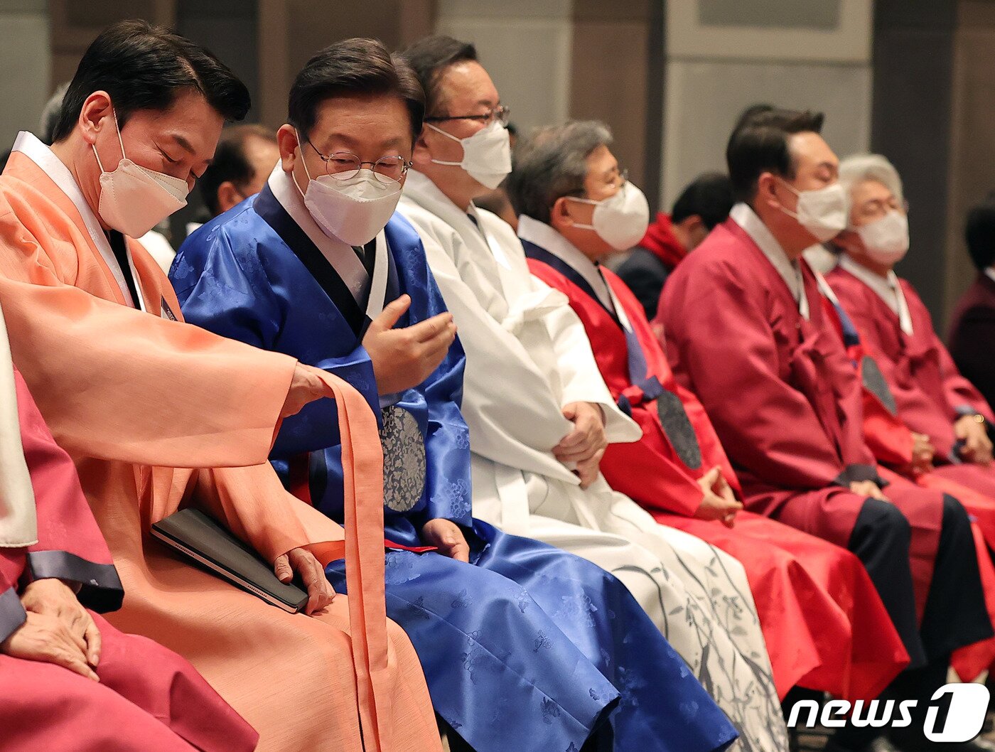 본문 이미지 - 국민의당 안철수, 더불어민주당 이재명 대선후보가 17일 서울 중구 프레스센터에서 열린 2022 재경 대구경북인 신년교례회에서 대화하고 있다. 2022.1.17/뉴스1 ⓒ News1 국회사진취재단