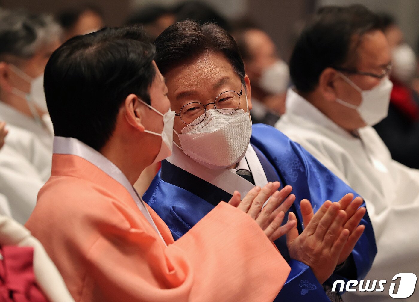 본문 이미지 - 안철수 국민의당 대선 후보와 이재명 더불어민주당 대선 후보가 17일 서울 중구 프레스센터에서 열린 2022 재경 대구경북인 신년교례회에서 대화하고 있다. 2022.1.17/뉴스1 ⓒ News1 국회사진취재단