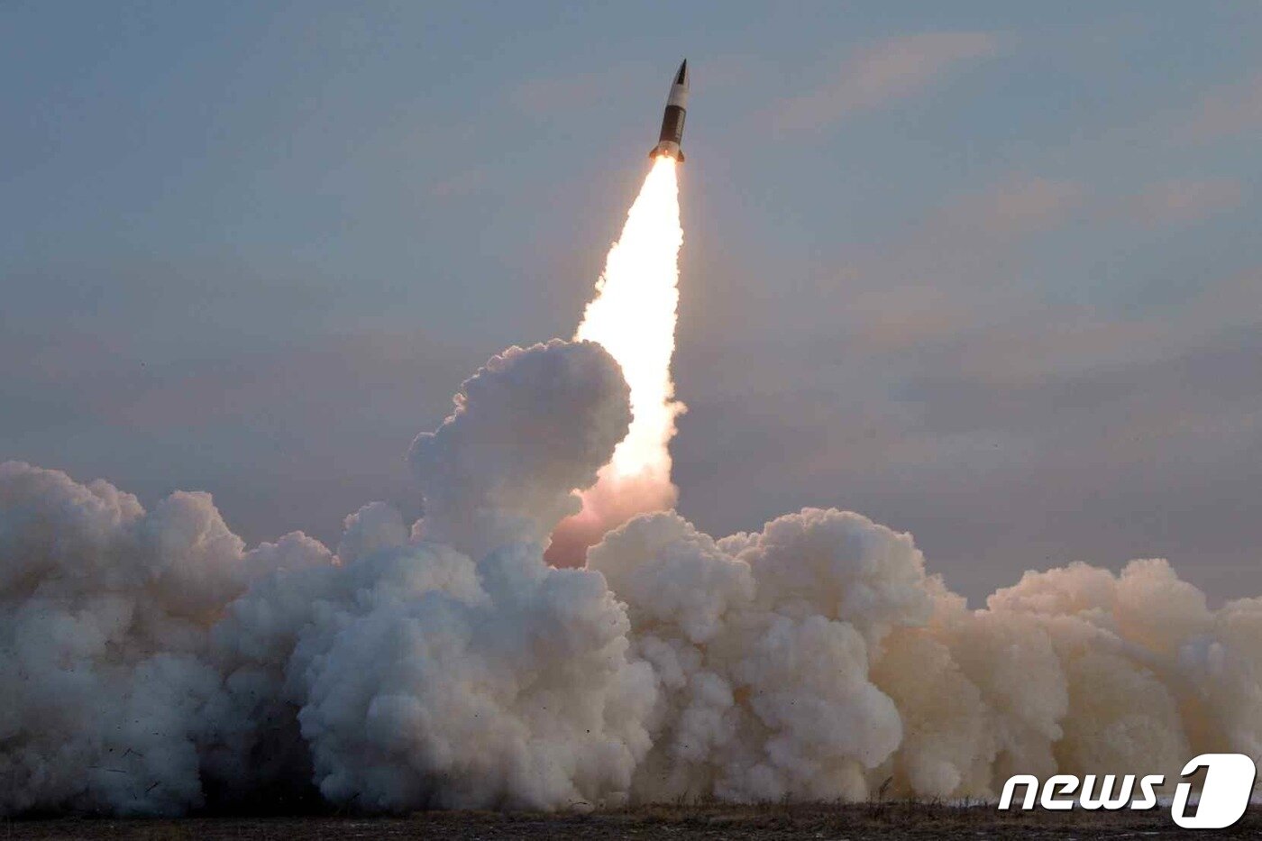 본문 이미지 - &#40;평양 노동신문=뉴스1&#41; = 북한의 단거리탄도미사일 발사 모습. [국내에서만 사용가능. 재배포 금지. DB 금지. For Use Only in the Republic of Korea. Redistribution Prohibited] rodongphoto@news1.kr