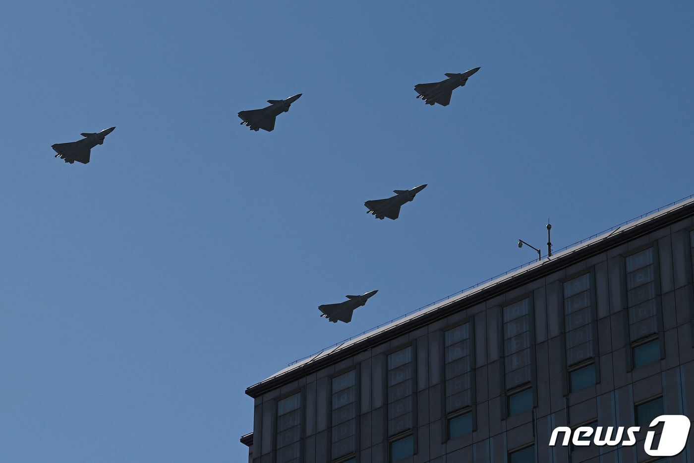 본문 이미지 - 중국 젠&#40;J&#41;-20 스텔스 전투기가 2021년 6월 19일&#40;현지시간&#41; 공산당 창당 100주년 기념행사의 리허설에서 편대를 이루어 비행하고 있다. ⓒ AFP=뉴스1 ⓒ News1 김지현 기자
