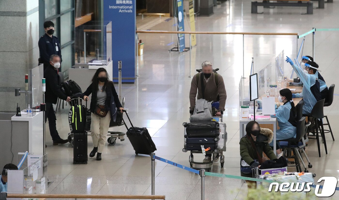 본문 이미지 - 18일 인천국제공항 1터미널에서 해외 입국자들이 이동하고 있다. 방역당국과 서울시 등에 따르면 오미크론 변이 바이러스는 이번 주말 중 국내 감염의 50% 이상을 차지하는 우세종이 될 것으로 관측된다. 지난주&#40;10~16일&#41; 오미크론의 국내 검출률은 26.7%로 2주 전&#40;3~9일&#41; 12.5%의 두 배를 넘어섰다. 해외유입은 전체 분석 1439건 중 오미크론이 1363건&#40;94.7%&#41;으로 대다수를 차지했고 델타 형은 76건&#40;5.3%&#41;에 그쳤다. 2022.1.18/뉴스1 ⓒ News1 임세영 기자