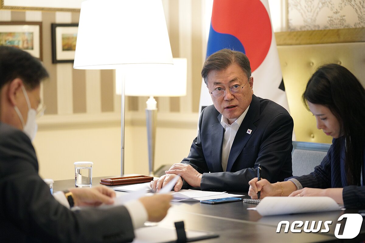 본문 이미지 - 문재인 대통령이 17일(현지시간) 아랍에미리트 두바이 시내 한 호텔에 마련된 회의실에서 모하메드 빈 자이드 알 나흐얀 UAE 왕세제와 통화하고 있다.(청와대 제공) 2022.1.18/뉴스1