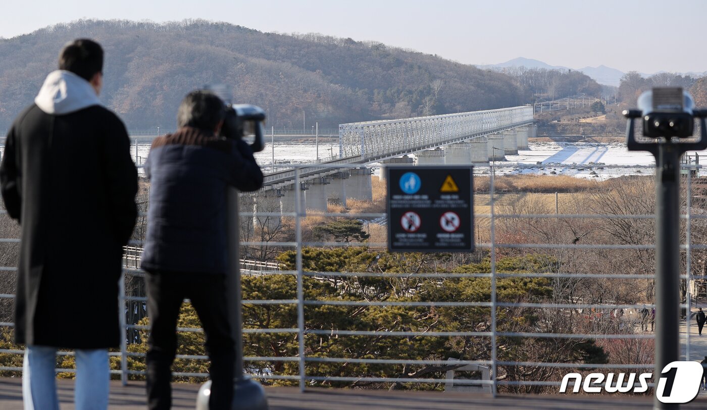 본문 이미지 - 18일 경기 파주 임진각을 찾은 시민들이 북녘을 바라보고 있다. 2022.1.18/뉴스1 ⓒ News1 안은나 기자