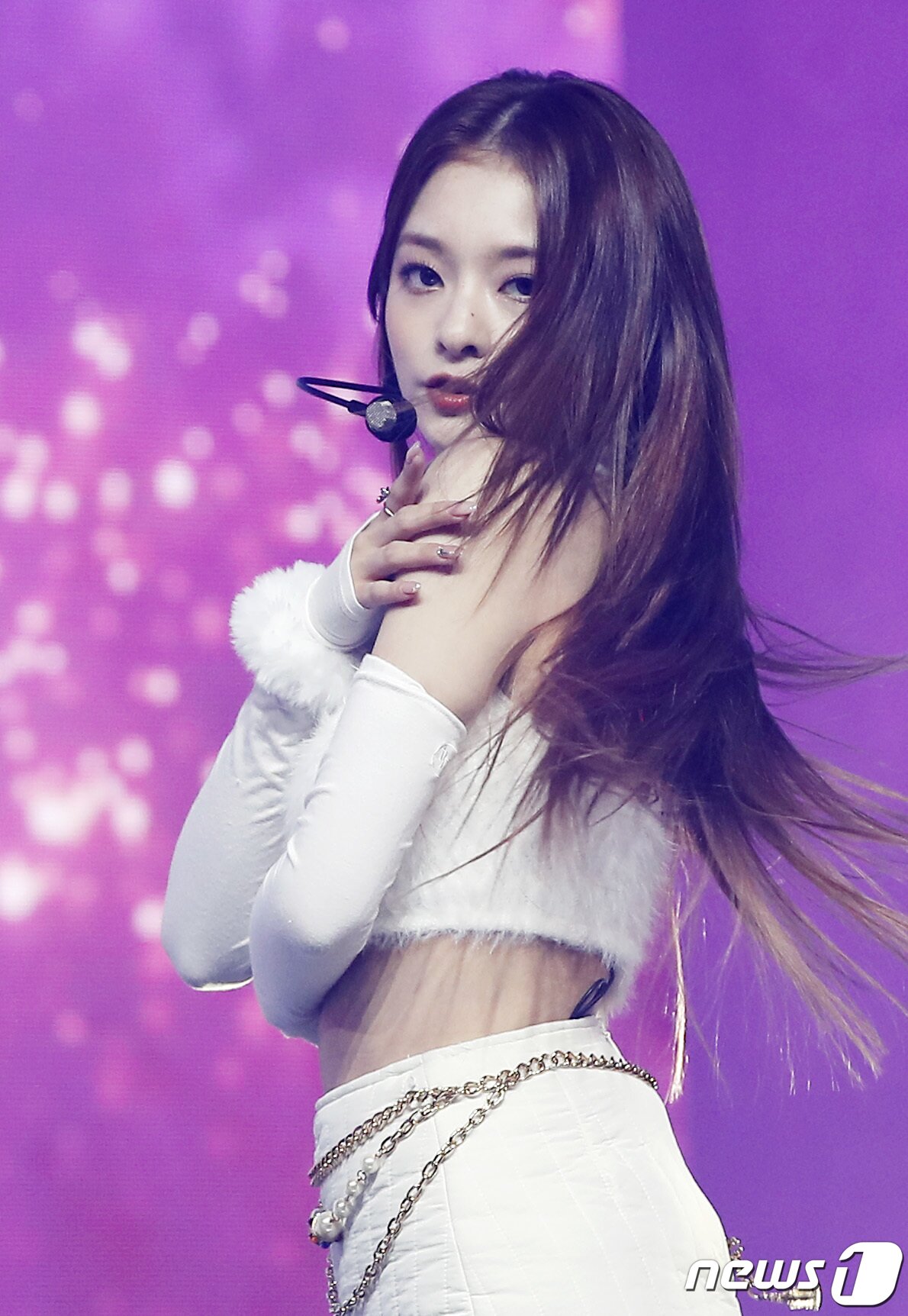 본문 이미지 - 프로미스나인  이나경이 17일 오후 서울 블루스퀘어에서 열린 미니 4집 '미드나잇 게스트(Midnight Guest)' 발매 기념 쇼케이스에 참석해 여인의 향기를 물씬 풍기며 화려한 공연을 선보이고 있다. ⓒ News1 권현진 기자