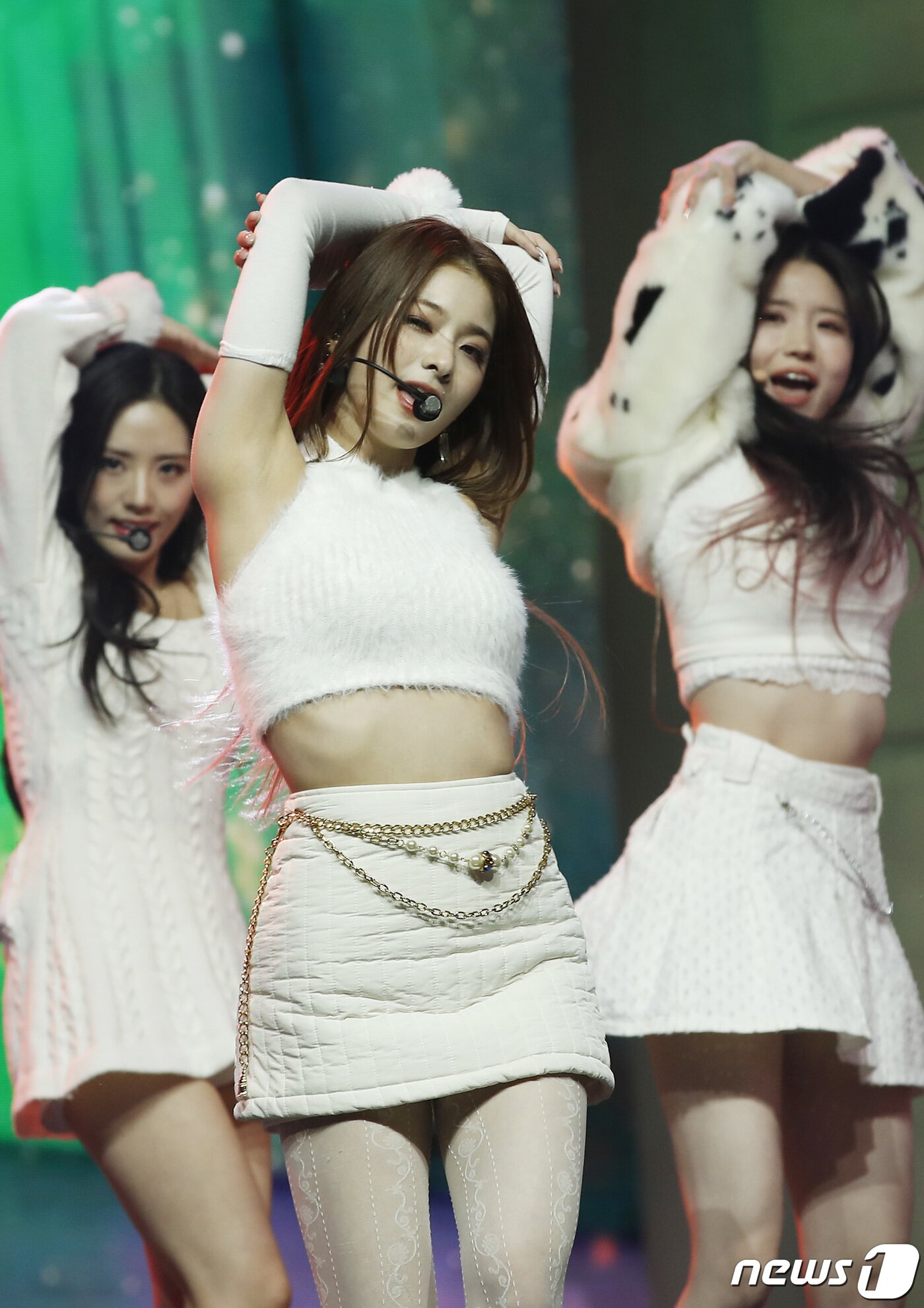 본문 이미지 - 프로미스나인(fromis_9) 이나경이 17일 오후 서울 블루스퀘어에서 열린 미니 4집 '미드나잇 게스트(Midnight Guest)' 발매 기념 쇼케이스에 참석해 타이틀 곡 '디엠'을 선보이고 있다. ⓒ News1 권현진 기자