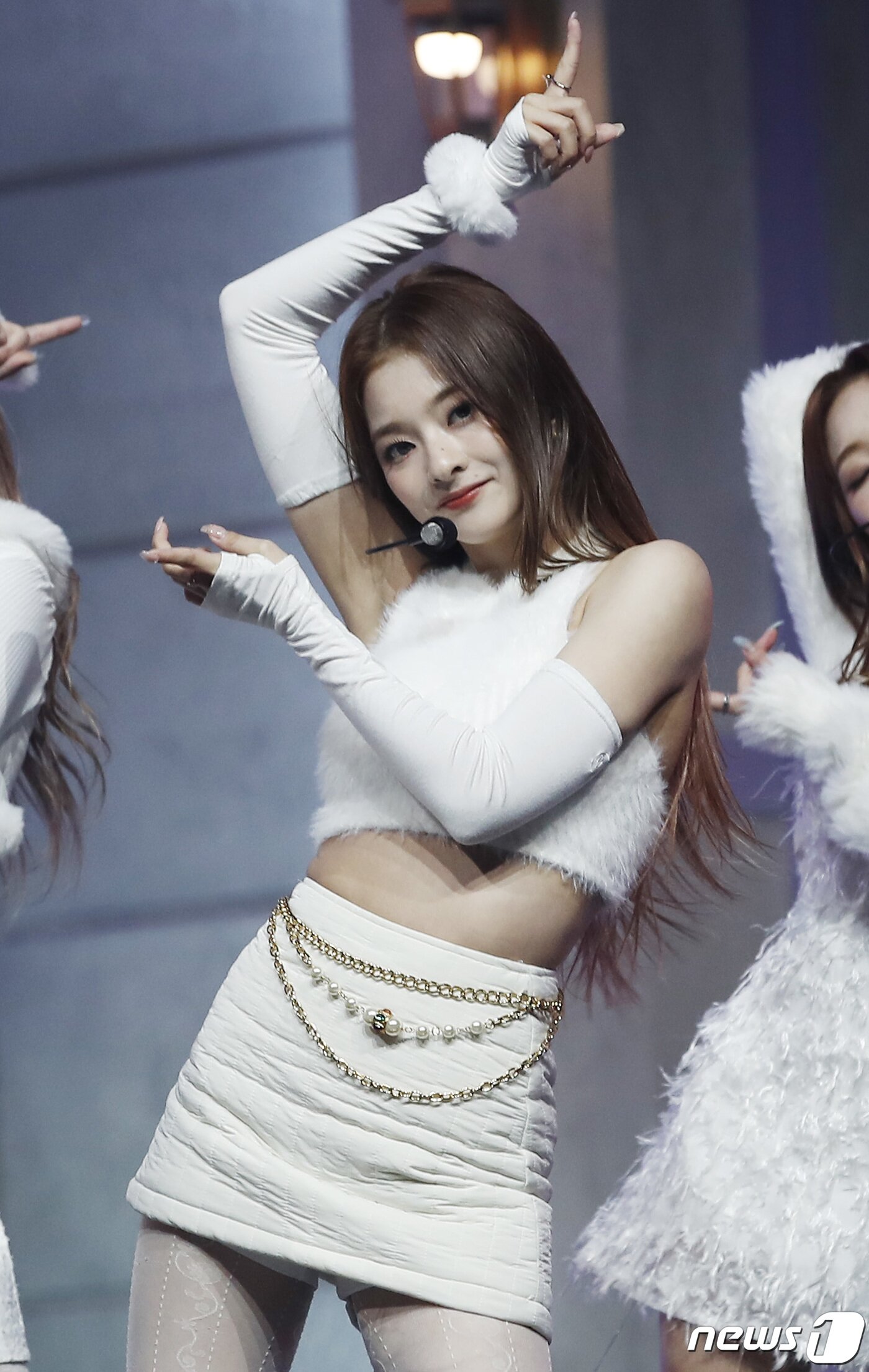 본문 이미지 - 프로미스나인(fromis_9) 이나경이 17일 오후 서울 블루스퀘어에서 열린 미니 4집 '미드나잇 게스트(Midnight Guest)' 발매 기념 쇼케이스에 참석해 타이틀 곡 '디엠'을 선보이고 있다. ⓒ News1 권현진 기자