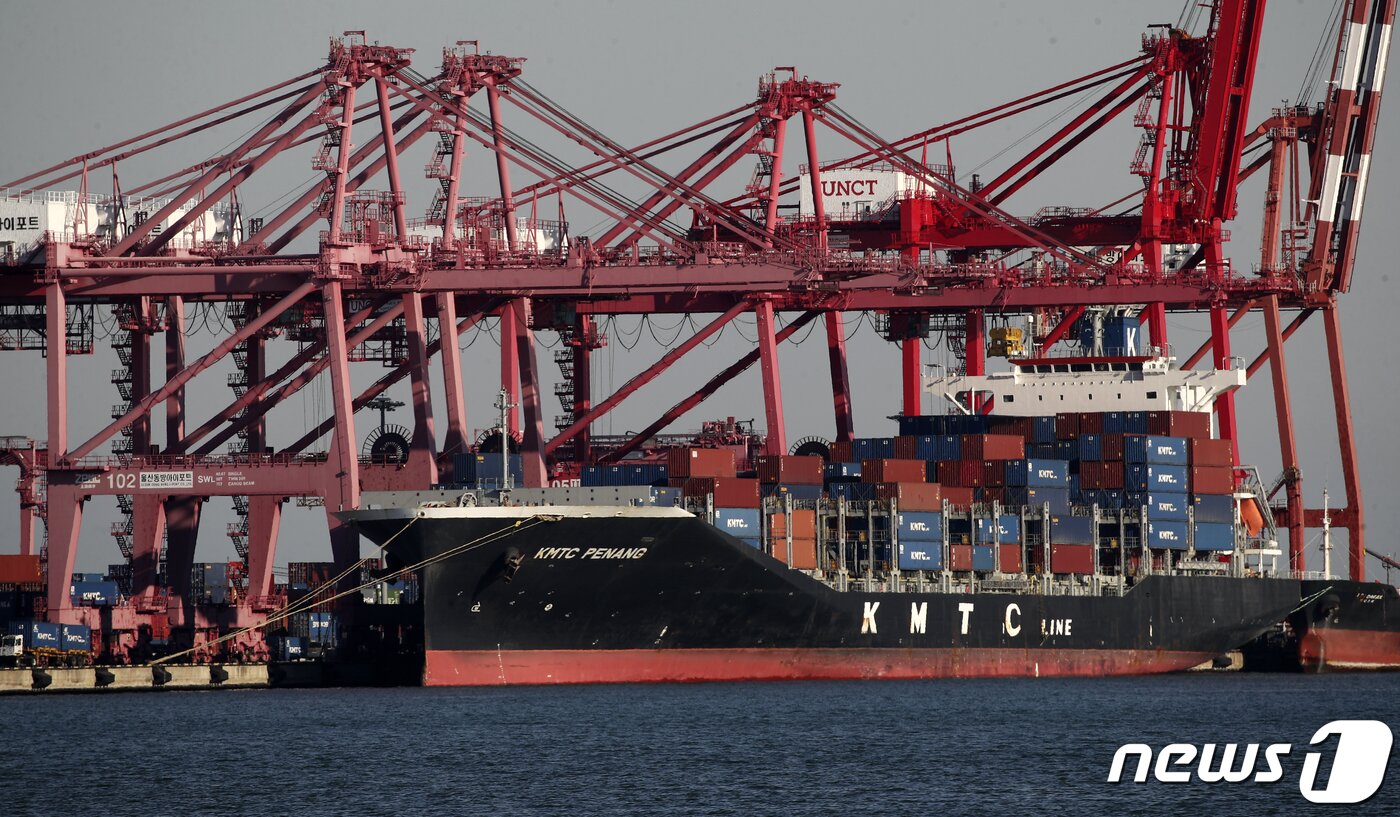 본문 이미지 - 18일 울산신항에 접안한 선박에서 컨테이너 하역작업이 이뤄지고 있다. 2022.1.18/뉴스1 ⓒ News1 윤일지 기자