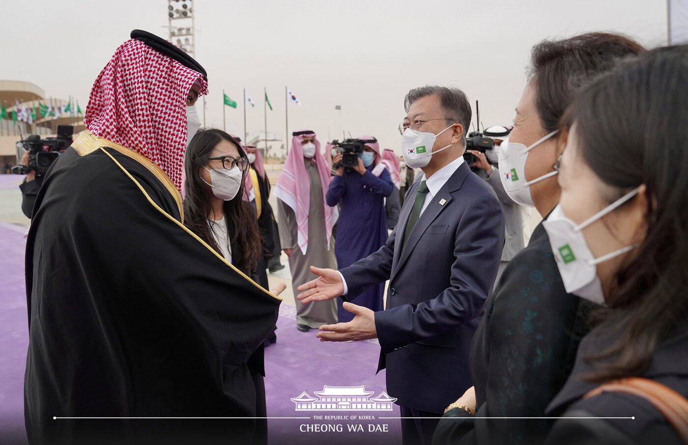 본문 이미지 - 아랍에미리트(UAE)와 사우디아라비아, 이집트 등 중동 3개국을 순방 중인 문재인 대통령이 18일(현지시간) 사우디아라비아 킹칼리드 국제공항에 도착해 모하메드 빈 살만 왕세자와 함께 대화를 나누고 있다.(청와대 페이스북) 2022.1.18/뉴스1