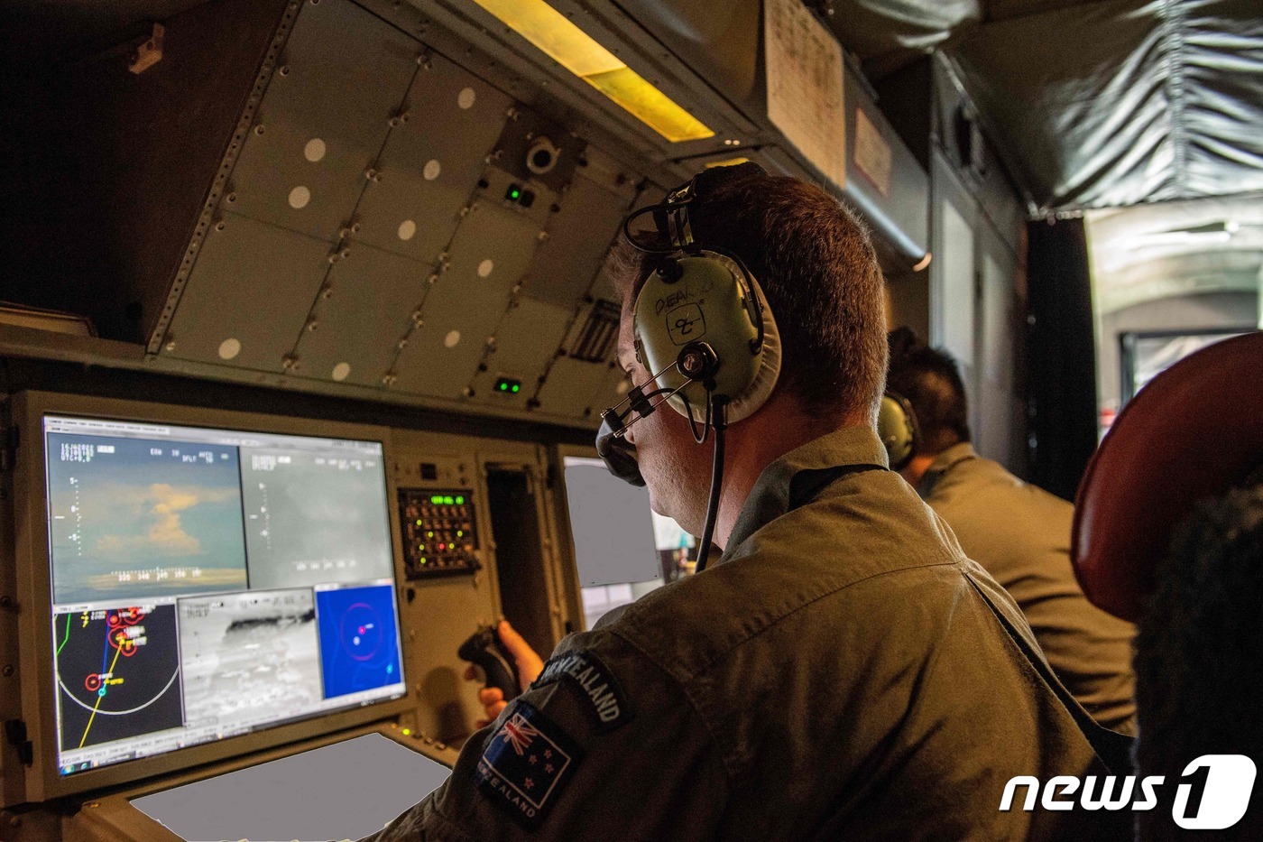 (통가 AFP=뉴스1) 우동명 기자 = 17일 (현지시간) 남태평양 통가 인근 ‘흥가 통가-흥가 하파이’ 해저 화산 폭발 이후  뉴질랜드 공군이 관측을 하고 있다.ⓒ AFP=뉴스1 …