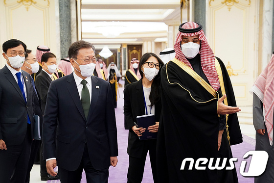 공식회담장 향하는 문재인 대통령과 사우디 빈 살만 왕세자