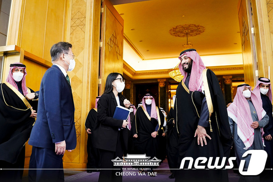 오찬 마친 문대통령과 무함마드 사우디 왕세자