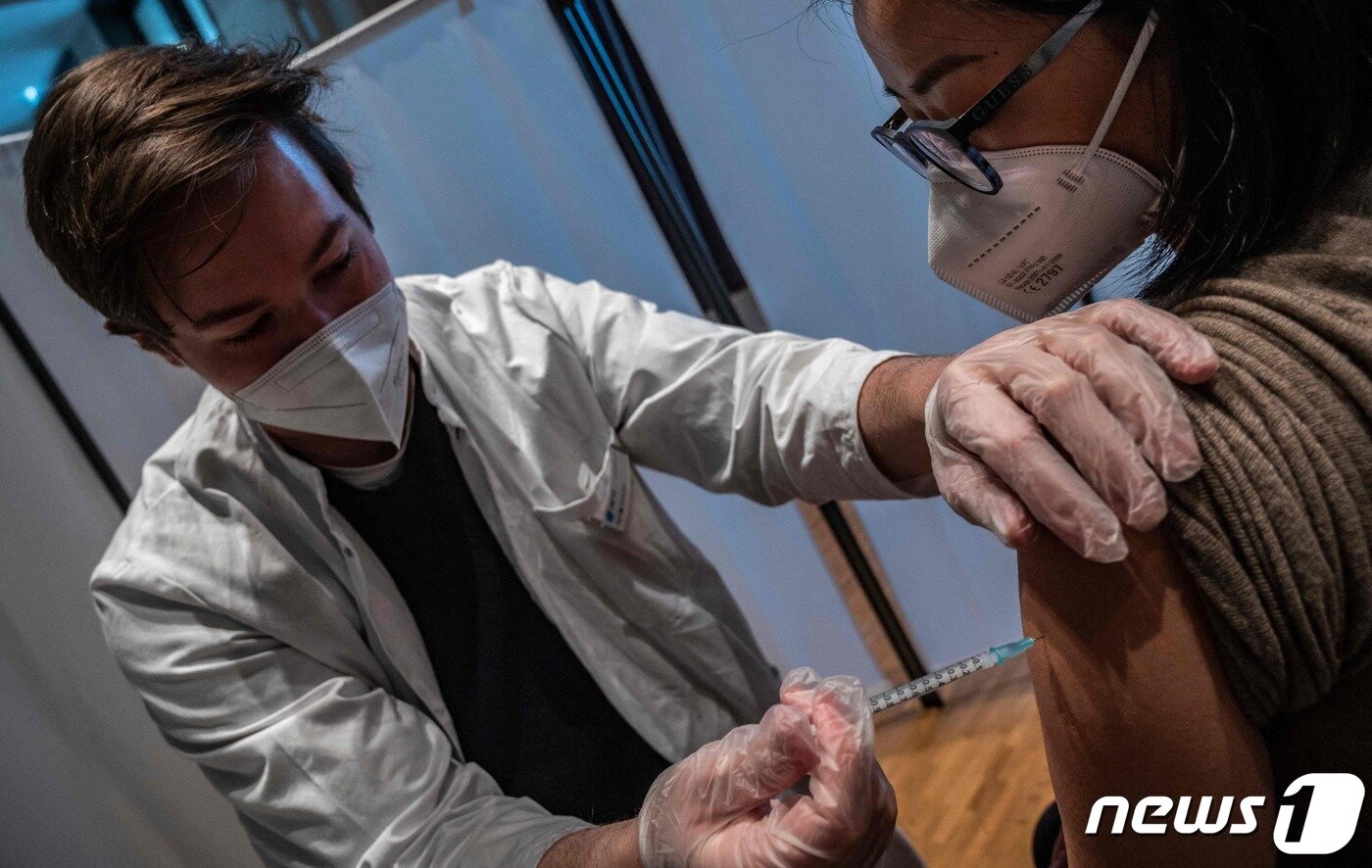 본문 이미지 - 지난 1월 18일 (현지시간) 독일 베를린의 박물관에 마련된 코로나19 백신 접종소에서 주민이 화이자 백신을 맞고 있다. ⓒ AFP=뉴스1 ⓒ News1 우동명 기자