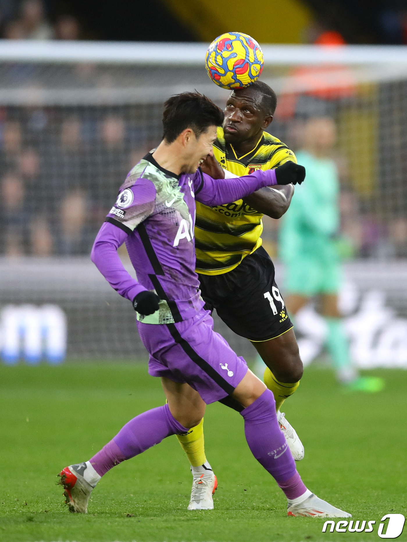 (왓퍼드 로이터=뉴스1) 우동명 기자 = 토트넘의 손흥민이 1일(현지시간) 영국 왓퍼드의 비커리지 로드에서 열린  프리미어리그(EPL) 왓퍼드와 경기서 상대 선수 무사 시소코와 볼 …