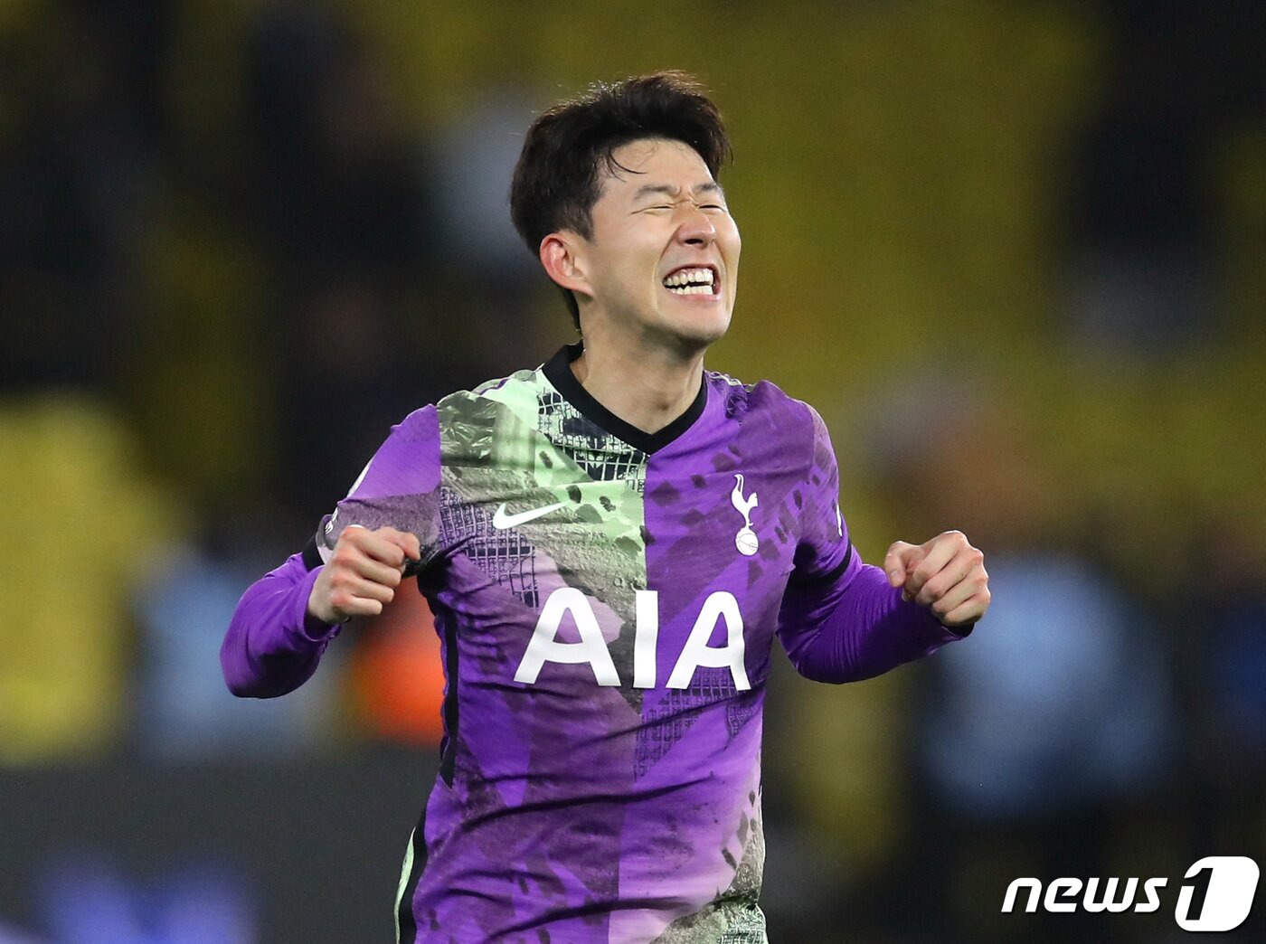본문 이미지 - 토트넘의 손흥민이 1일(현지시간) 영국 왓퍼드의 비커리지 로드에서 열린 프리미어리그(EPL) 왓퍼드와 경기를 승리로 마친 뒤 환호를 하고 있다. ⓒ 로이터=뉴스1 