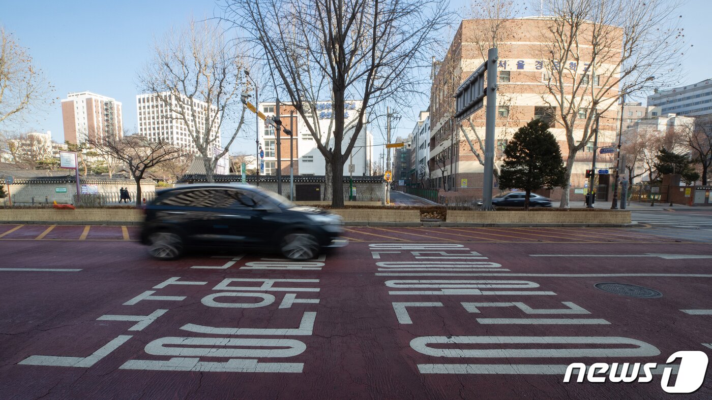 본문 이미지 - 2일 오후 서울 시내의 한 초등학교 앞 어린이 보후구역의 모습. 2022.1.2/뉴스1 ⓒ News1 이재명 기자
