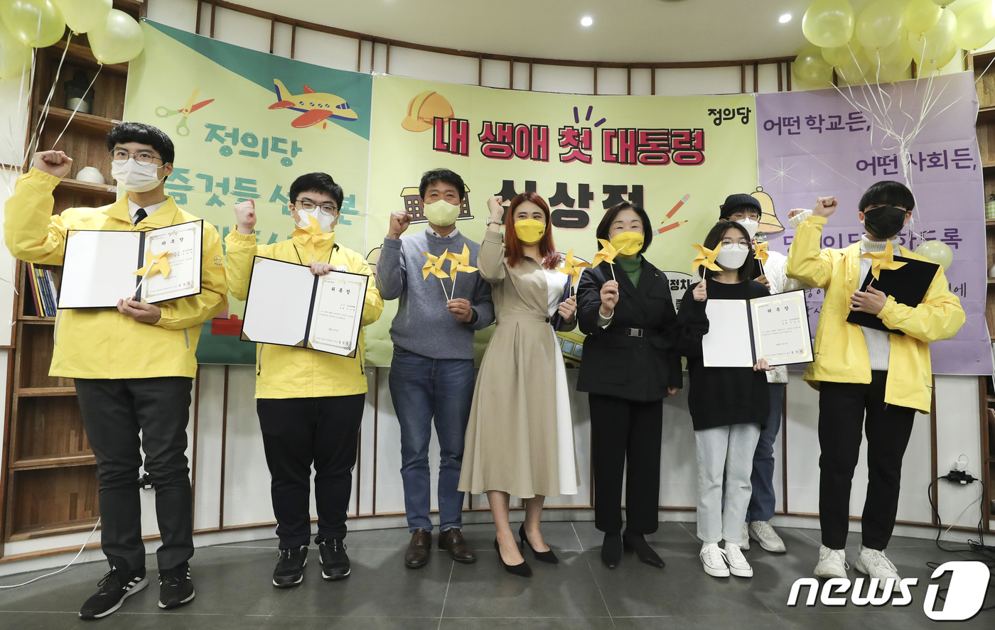 (서울=뉴스1) 구윤성 기자 = 심상정 정의당 대선 후보가 2일 서울 여의도 한 카페에서 열린 '정의당 요즘것들 선대본(청소년선거대책본부)' 출범식에서 노서진 본부장을 비롯한 청소 …