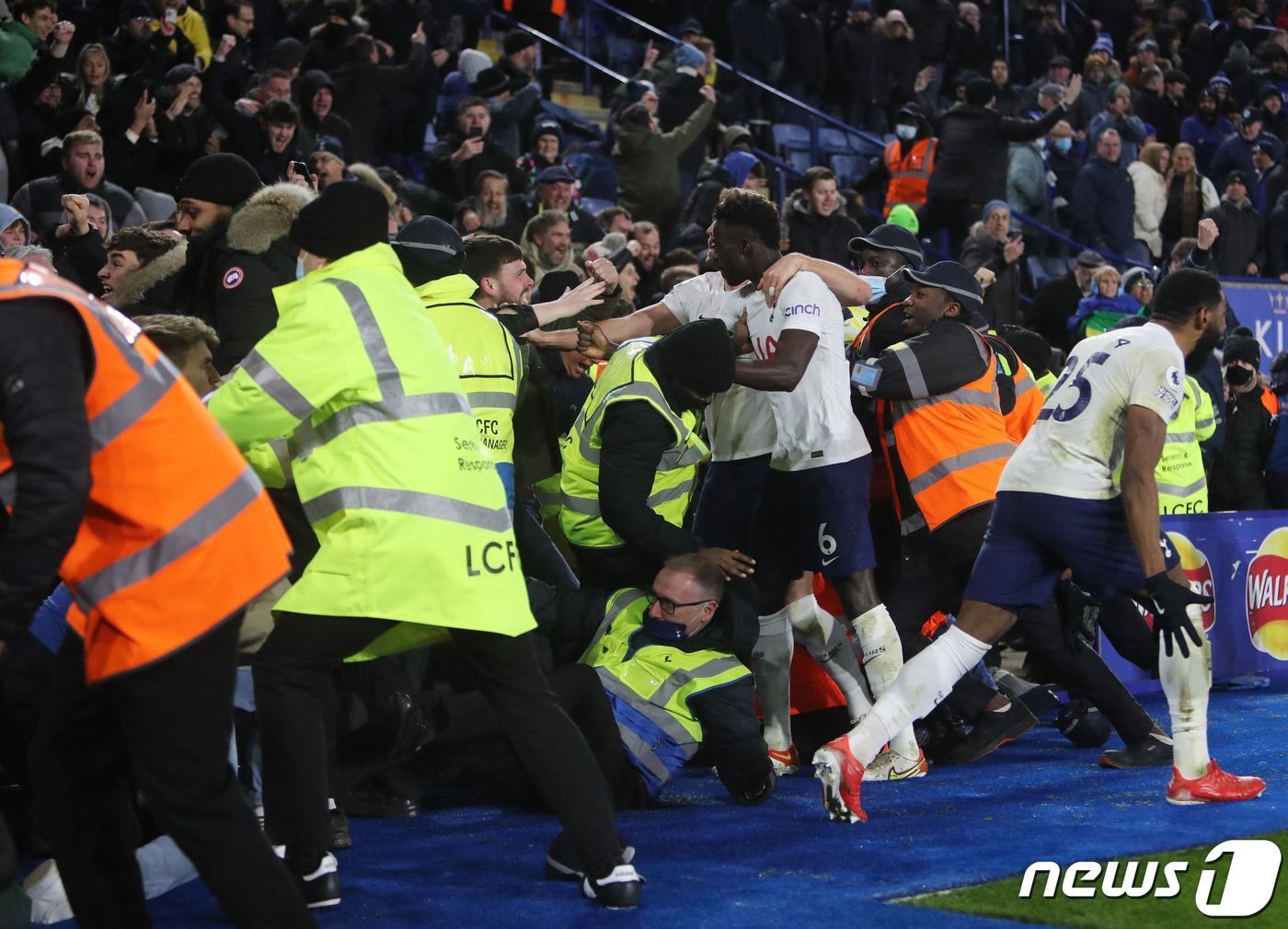 본문 이미지 - 후반 짜릿한 역전승을 따낸 토트넘 홋스퍼. ⓒ AFP=뉴스1