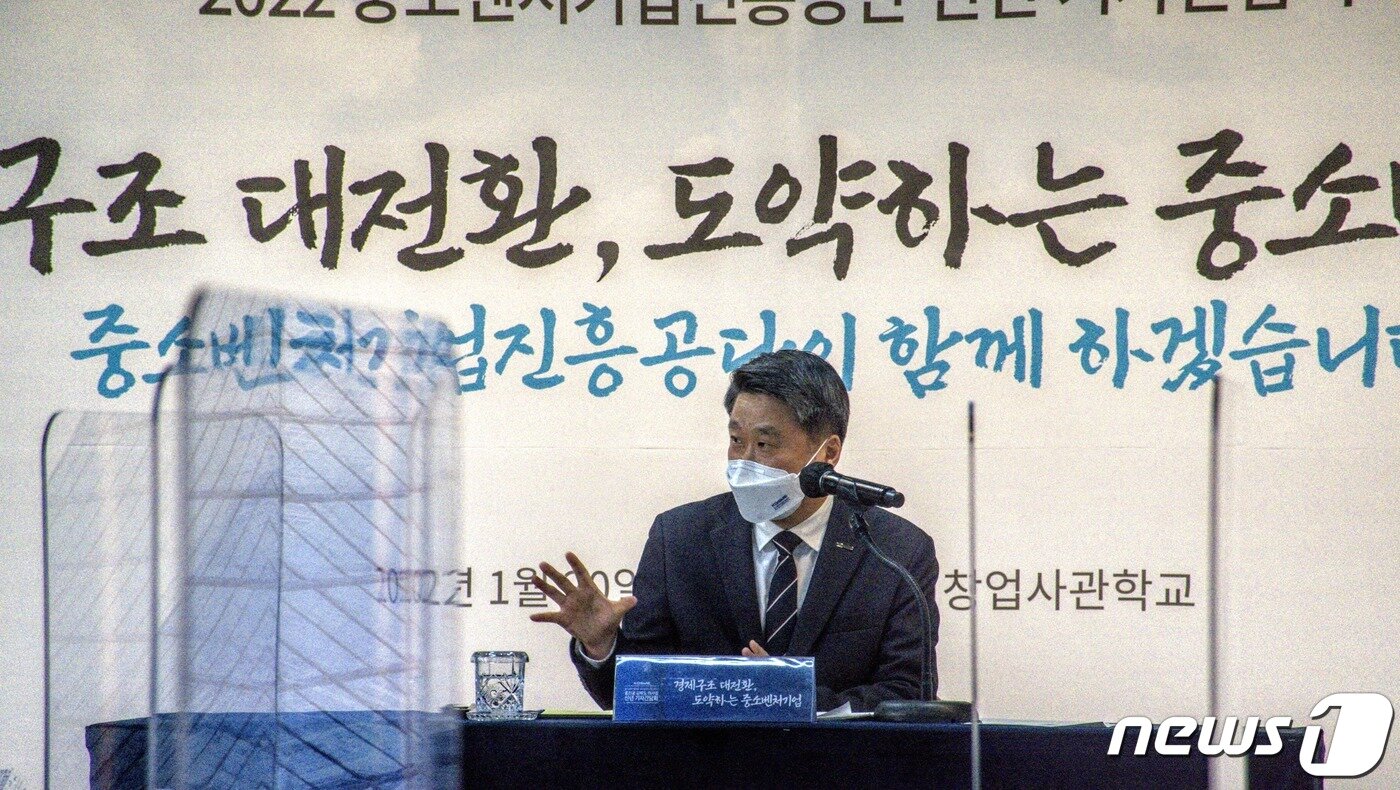 본문 이미지 - 김학도 중소벤처기업진흥공단 이사장이 20일 오전 서울 양천구 목동 중소기업 유통센터 청년창업사관학교에서 신년 기자간담회에서 기자 질문에 답변하고 있다. 중진공은 △구조혁신지원사업 △탄소중립 생태계 조성 △매출채권 팩토링 등 신규 사업발굴을 올해 중진공 목표로 삼는다고 밝혔다. 2022.1.20/뉴스1 ⓒ News1 황덕현 기자