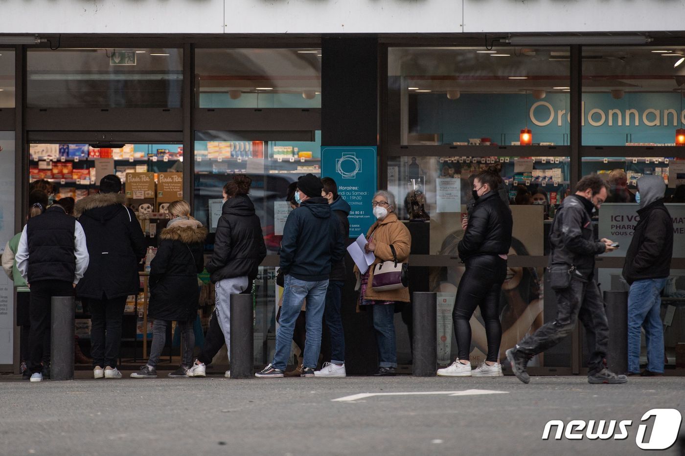 본문 이미지 - 19일 (현지시간) 프랑스 사브네에 마련된 코로나19 검사소에 주민들이 검사를 받기 위해 줄을 서 있다. ⓒ AFP=뉴스1 ⓒ News1 우동명 기자