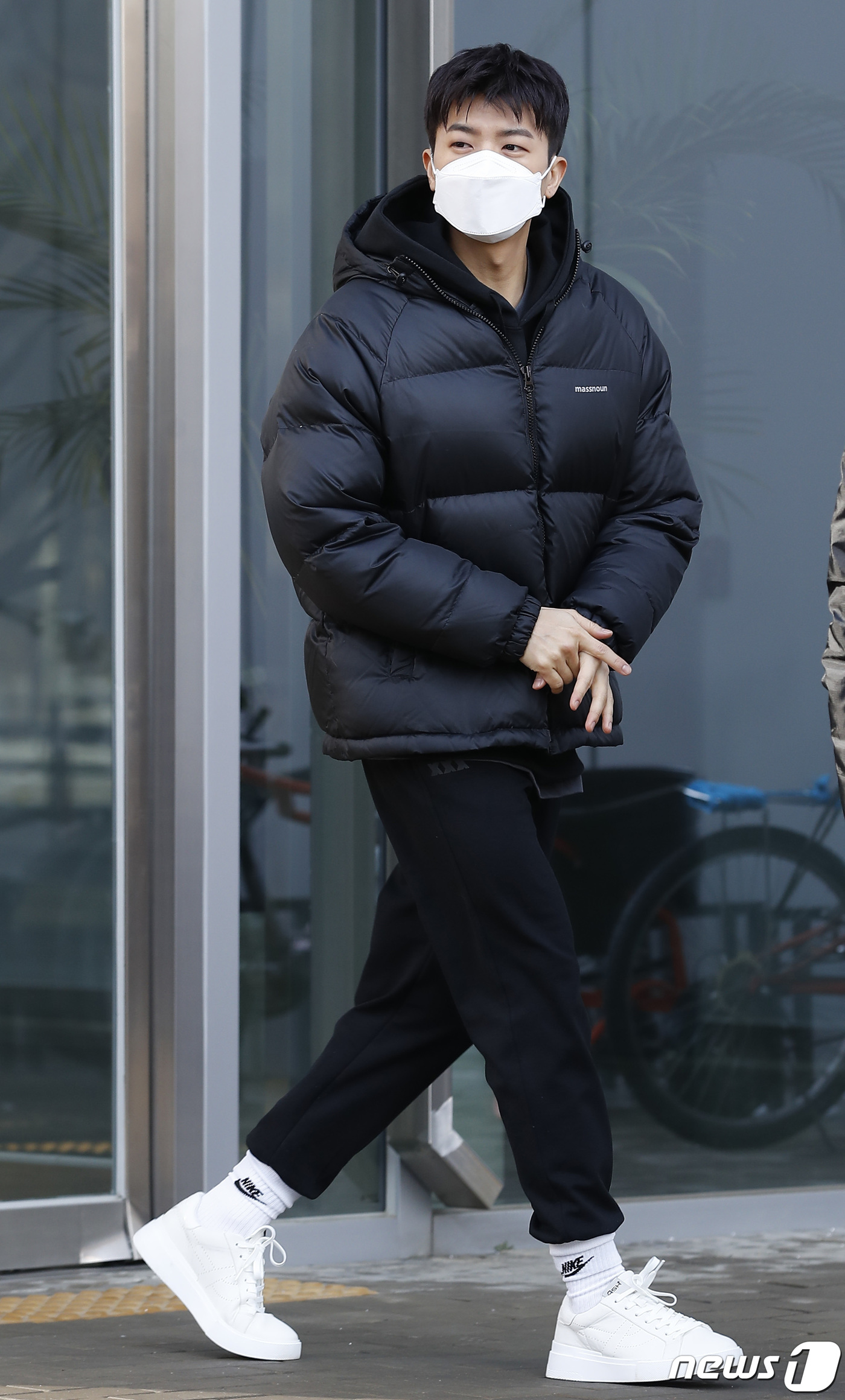 (일산=뉴스1) 권현진 기자 = 투피엠(2PM) 우영이 20일 오전 경기도 고양시 JTBC에서 열리는 '아는 형님'(아형) 녹화를 위해 방송국으로 들어서고 있다. 2022.1.20 …