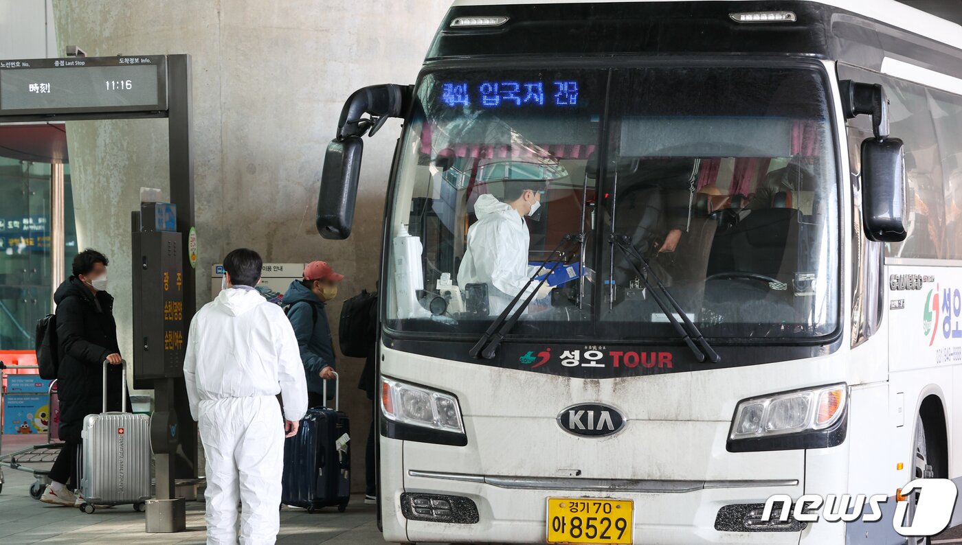 본문 이미지 - 20일 인천국제공항 1터미널 입국장에서 해외입국자들이 긴급수송 버스를 타고 있다. 최근 신종 코로나바이러스 감염증(코로나19) 오미크론 변이 유행과 해외입국 확진자가 연일 늘면서 이날부터 입국하는 모든 사람들은 방역교통망(방역버스·방역열차·방역택시 등)을 의무적으로 활용해야 한다. PCR(유전자 증폭) 검사 음성확인서 제출 기준도 이전 72시간에서 48시간으로 강화된다. 2022.1.20/뉴스1 ⓒ News1 안은나 기자
