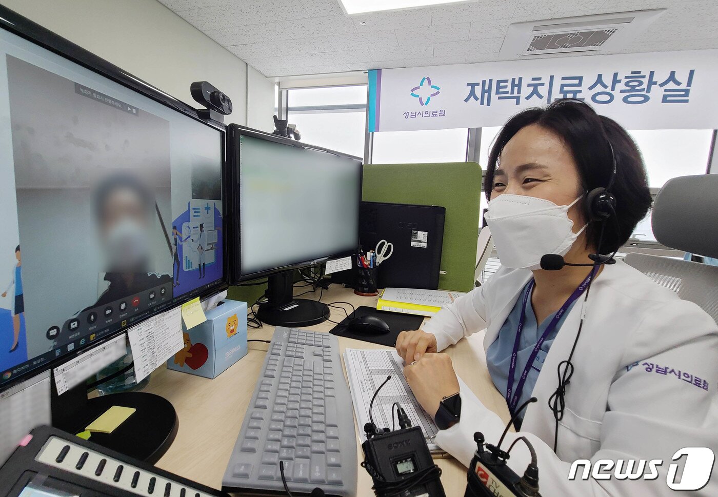 본문 이미지 - 지난 19일 경기도 성남시의료원 재택치료 상황실에서 관계자가 '팍스로비드'를 복용하며 재택치료를 하고 있는 환자의 증세 등을 화상전화를 이용해 체크하고 있다. 2022.1.21/뉴스1 ⓒ News1 사진공동취재단