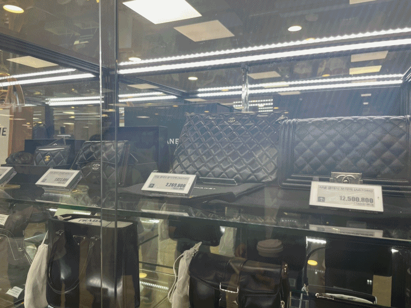 본문 이미지 - 맥스 상무점에서는 샤넬을 비롯해 다양한 패션잡화 제품을 판매하고 있다. ⓒ 뉴스1 신민경 기자