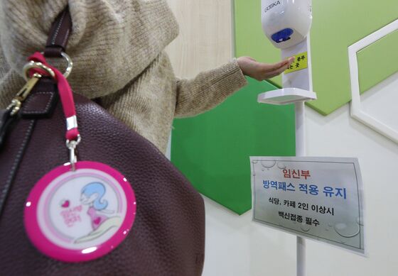 임신부는 출입 금지…수영장 이용 막은 스포츠센터 "유산 우려 때문"