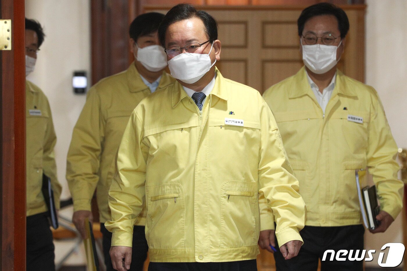 본문 이미지 - 김부겸 국무총리가 21일 서울 종로구 정부서울청사에서 열린 코로나19 중대본 회의에 참석하고 있다. 2022.1.21/뉴스1 ⓒ News1 성동훈 기자