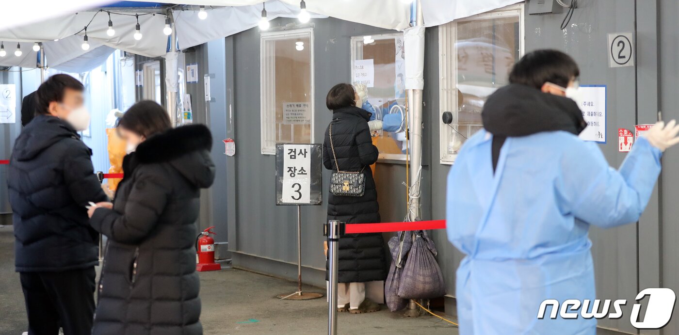 본문 이미지 - 21일 오전 서울역 선별진료소에서 시민이 코로나19 검사를 받고 있다. 최근 오미크론 변이 바이러스의 급속한 확산으로 코로나19 하루 확진자가 7000명에 육박할 것으로 예측되고 있다. 2022.1.21/뉴스1 ⓒ News1 장수영 기자