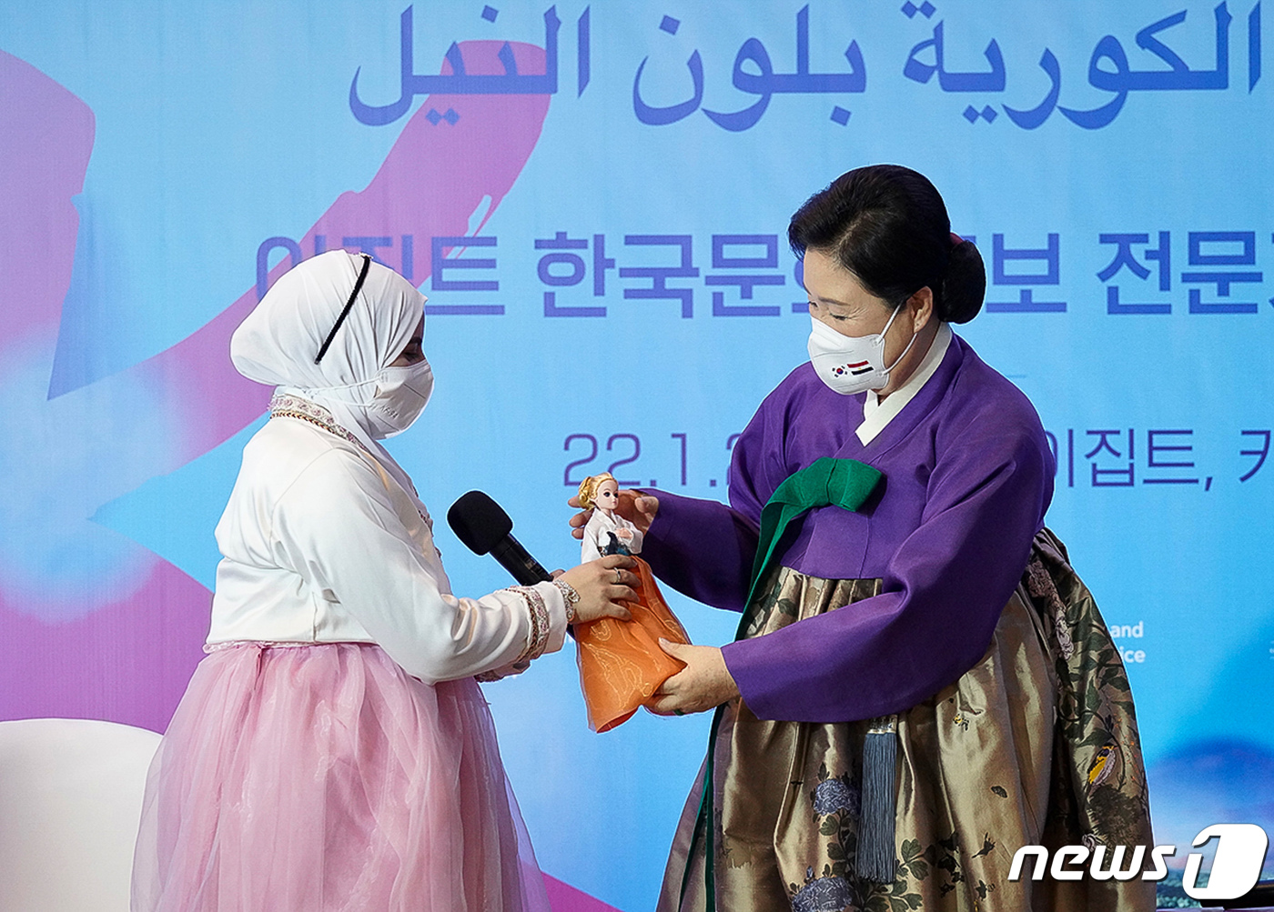 (서울=뉴스1) = 문재인 대통령과 이집트를 공식 방문 중인 김정숙 여사가 20일(현지시간) 카이로 세인트레지스 호텔에서 열린 이집트 한국문화 홍보 전문가들과의 간담회에서 한 참석 …